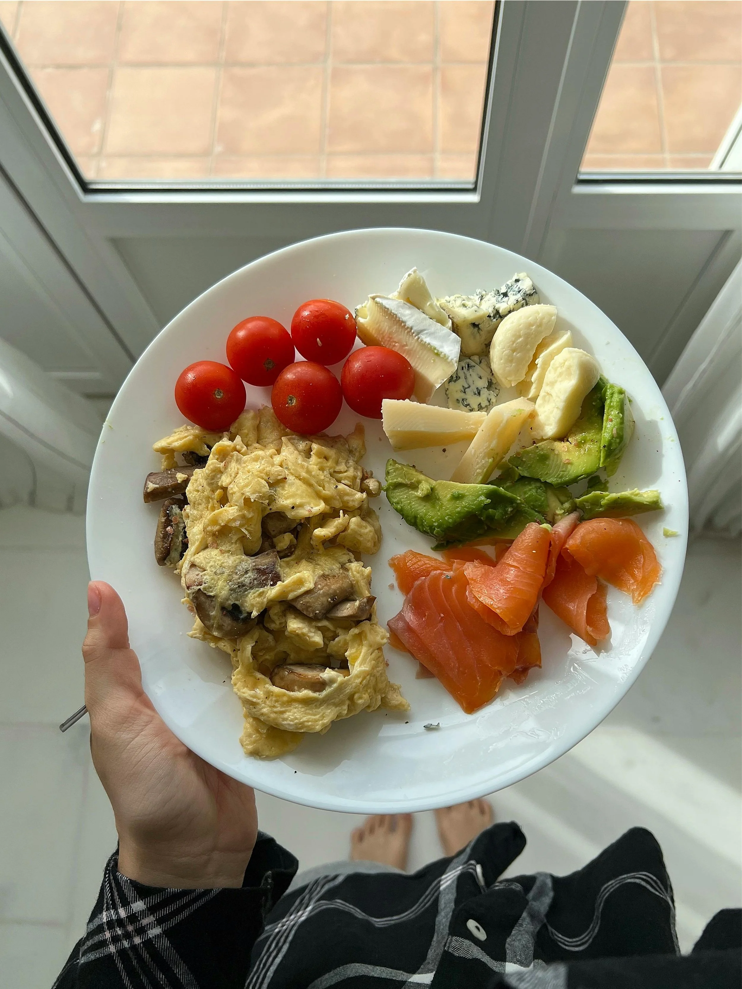 Alimentos ricos en grasas saludables y proteínas, como huevos, aguacate, quesos o pescado, forman parte de la dieta cetogénica, que obliga al organismo a utilizar cuerpos cetónicos en lugar de glucosa como principal fuente de energía.