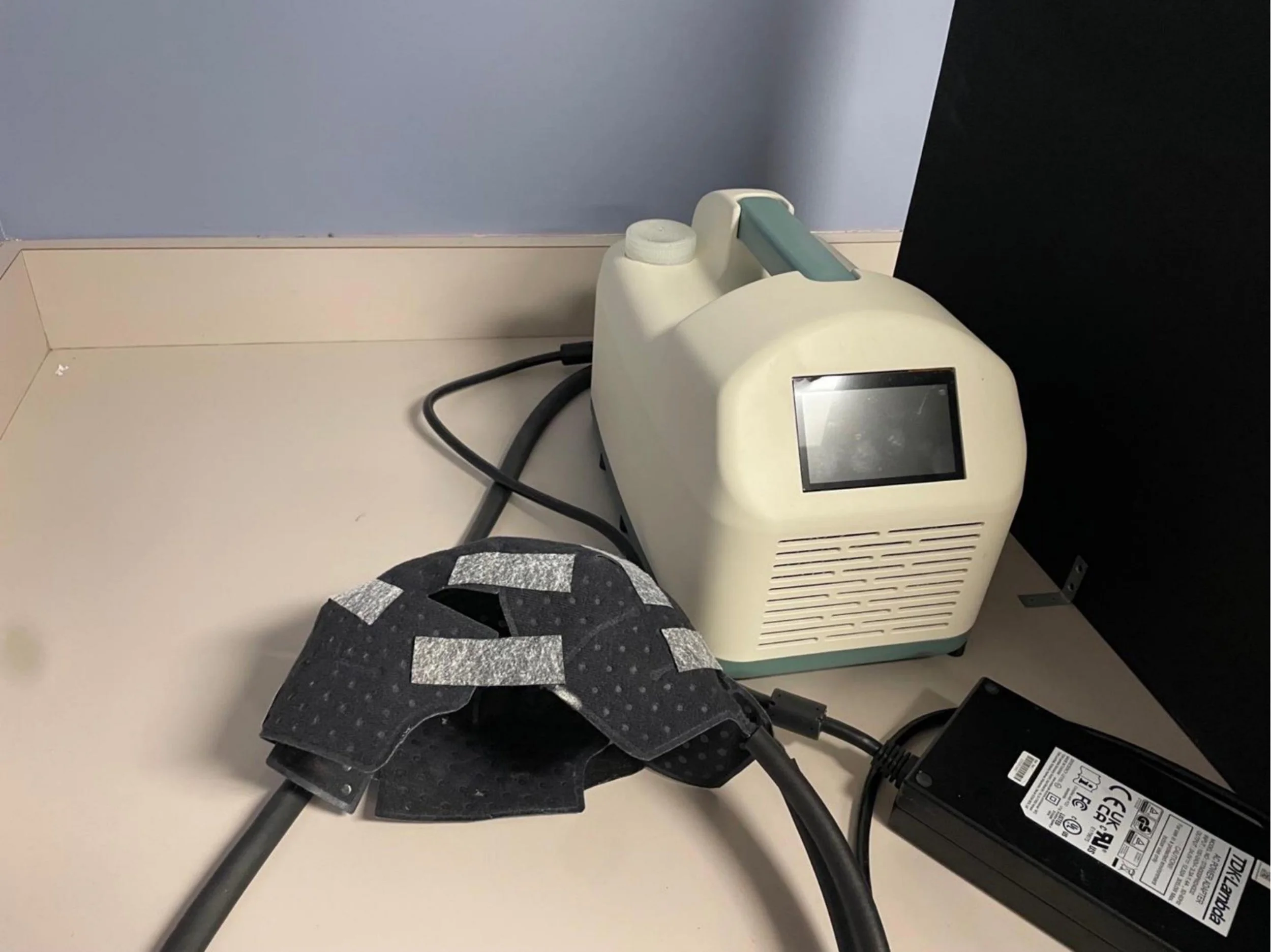El sistema de refrigeración utilizado en el estudio hace circular un líquido refrigerante a través de un gorro que cubre el cuero cabelludo y parte de la nuca.