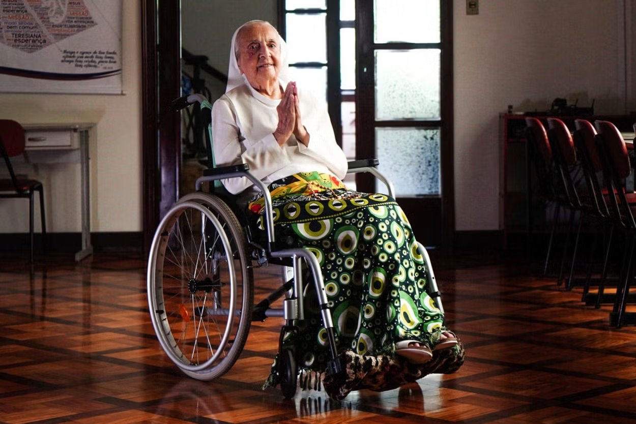 La hermana Inah Canabarro, una mujer brasileña que era la persona más anciana del mundo, falleció en abril de 2025 a pocas semanas de cumplir los 117 años.