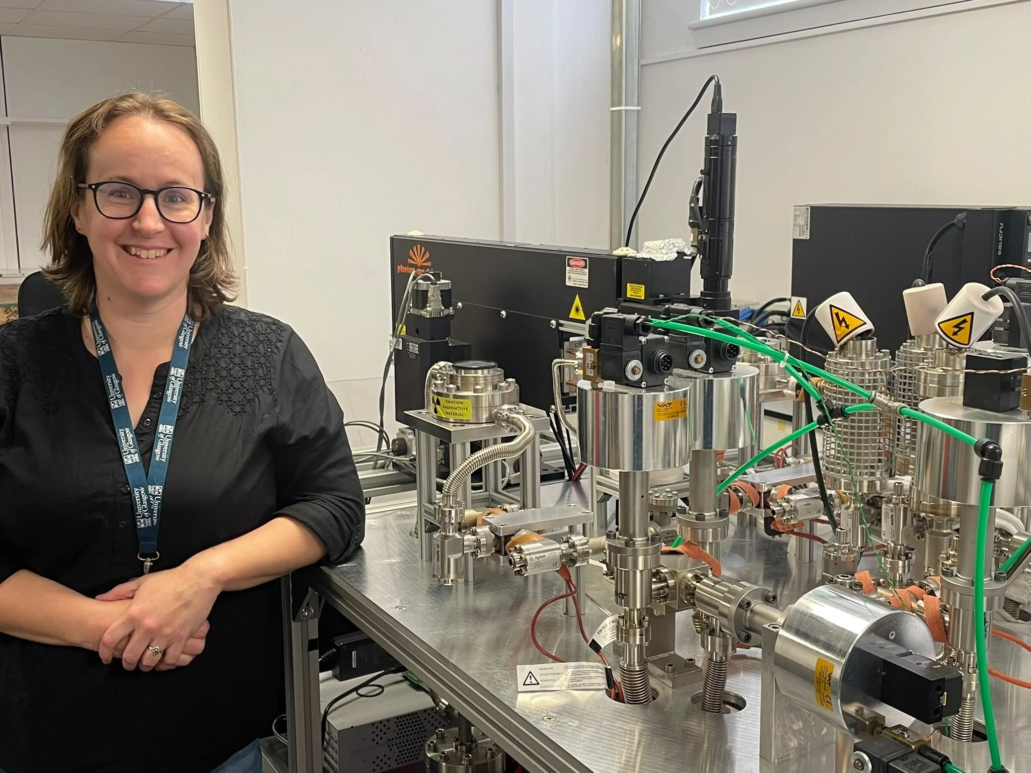 La geóloga Annemarie Pickersgill en el laboratorio donde se realizaron parte de los análisis isotópicos que revelaron la extraordinaria longevidad del sistema hidrotermal de Chicxulub.