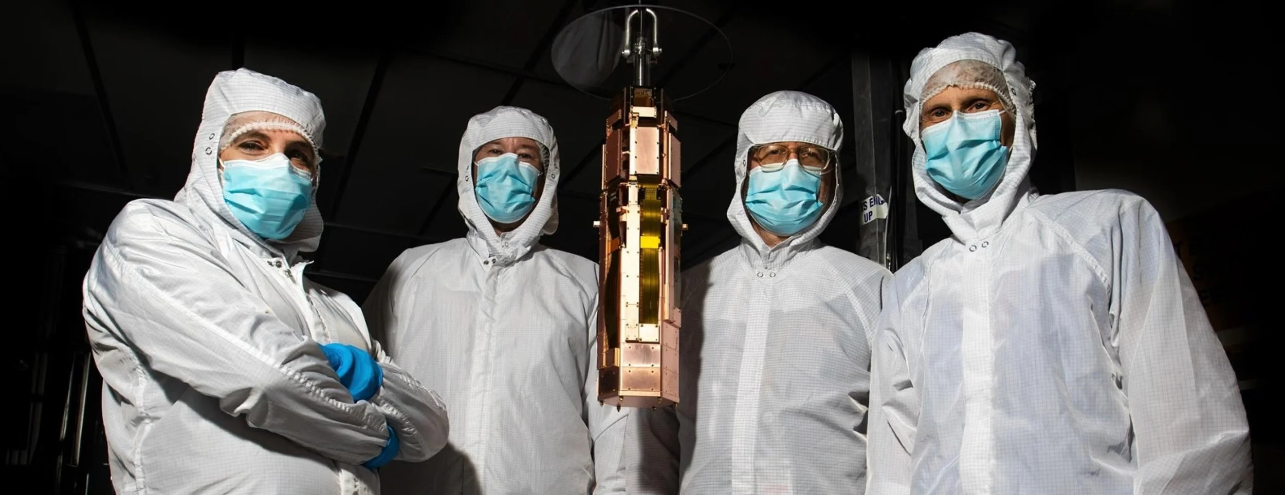 Miembros del equipo de científicos del experimento subterráneo SuperCDMS, diseñado para detectar materia oscura ligera, ha sido enfriado hasta temperaturas operativas unas cien veces más frías que el espacio