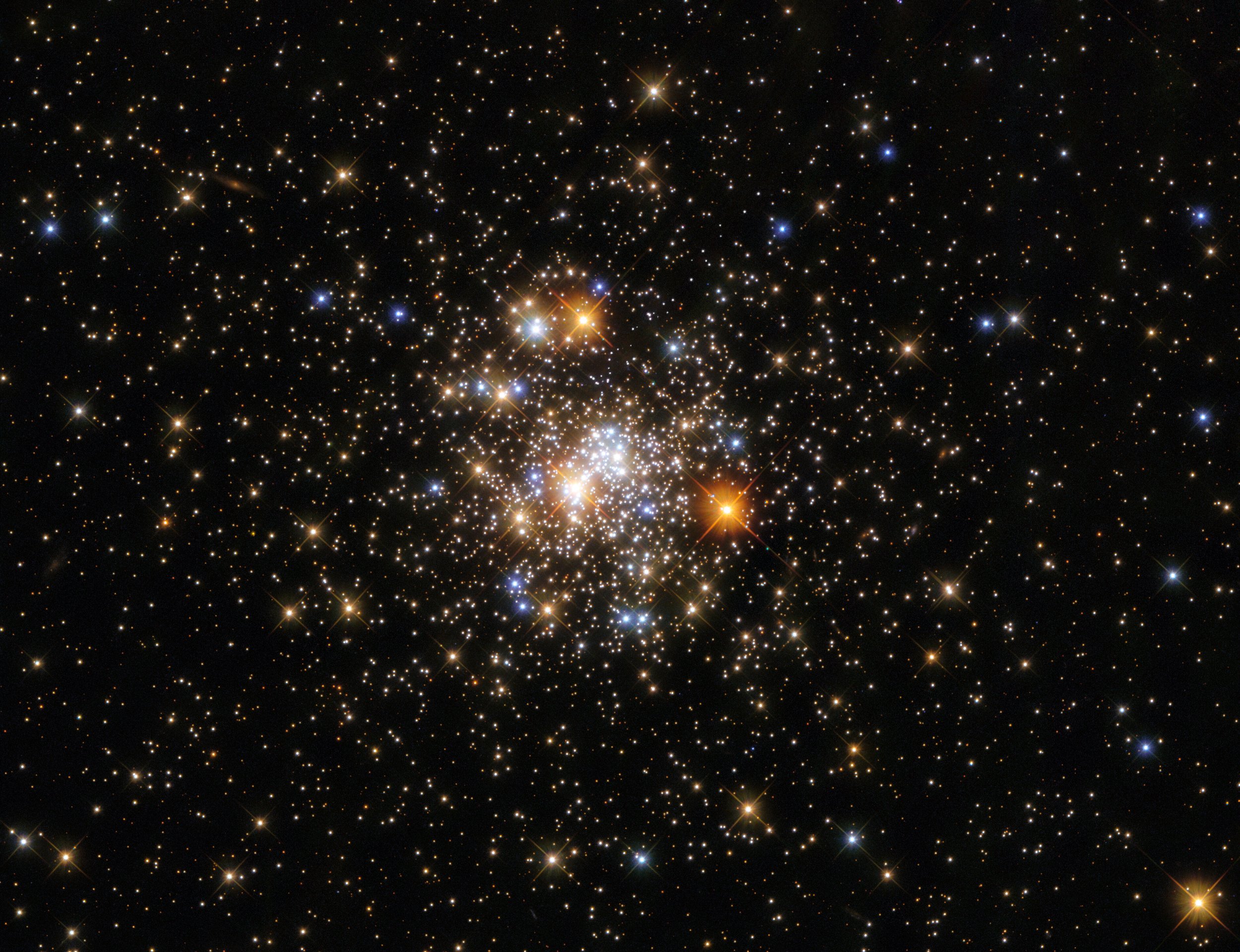 El cúmulo globular NGC 6717, fotografiado por el telescopio espacial Hubble, reúne cientos de miles de estrellas concentradas en una esfera compacta mantenida por la gravedad.