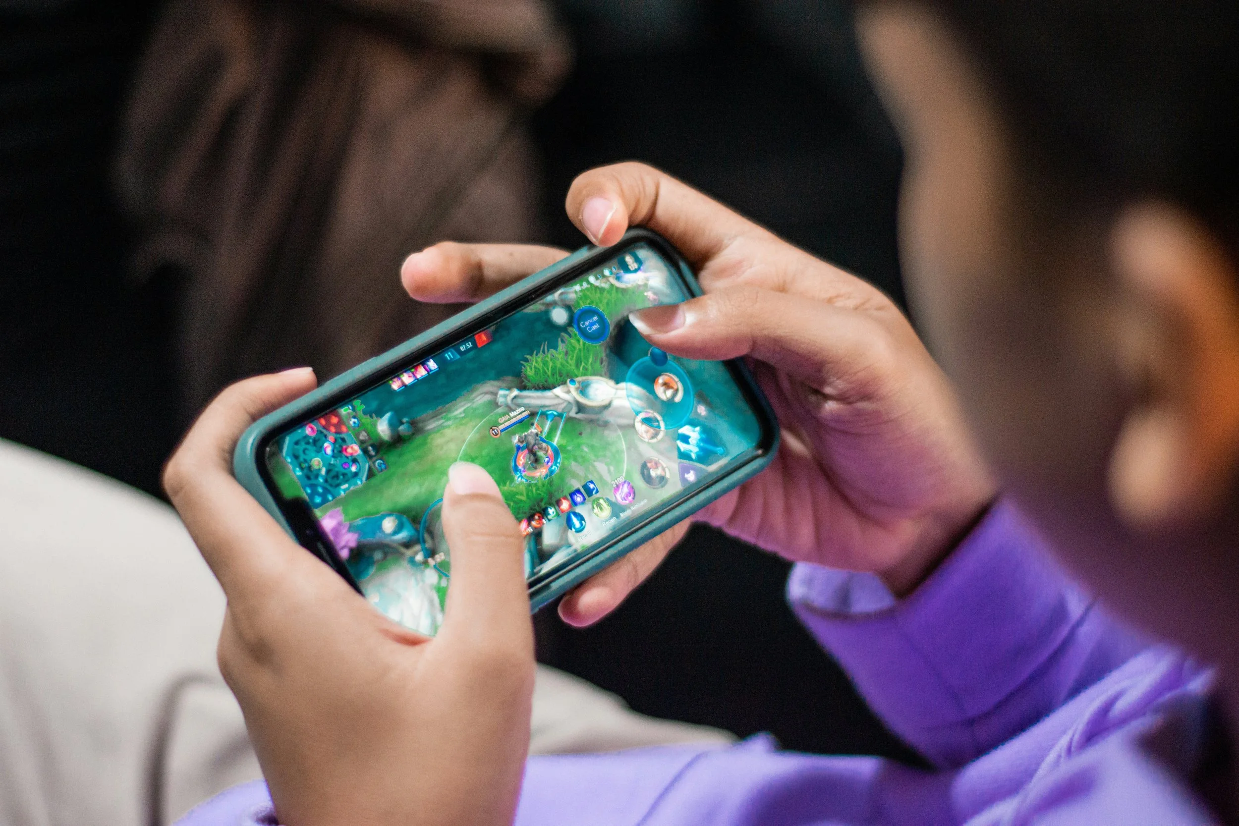 Aunque suele pensarse que los videojuegos perjudican el aprendizaje, el estudio encontró que, entre los niños de hogares donde no se habla inglés, quienes empezaron antes a jugar con el móvil obtuvieron mejores resultados en comprensión lectora