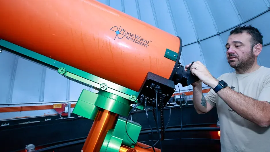 Nico Cappelluti, profesor asociado de Física en la Universidad de Miami, participa en el estudio que vincula una señal detectada por LIGO con la posible existencia de agujeros negros primordiales, candidatos a explicar el origen de la materia oscura.