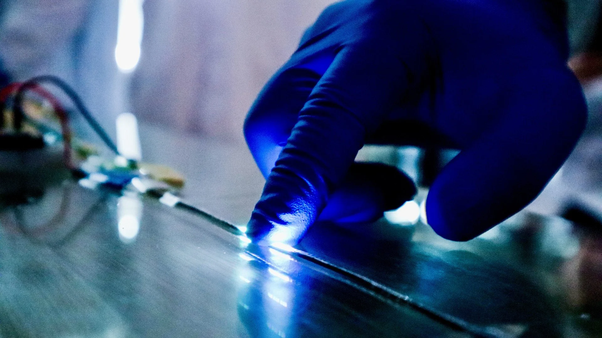 a sensible al tacto situada bajo los ledes detecta la presión del dedo y activa el píxel más cercano, lo que permite convertir las fibras electrónicas en una pantalla interactiva.