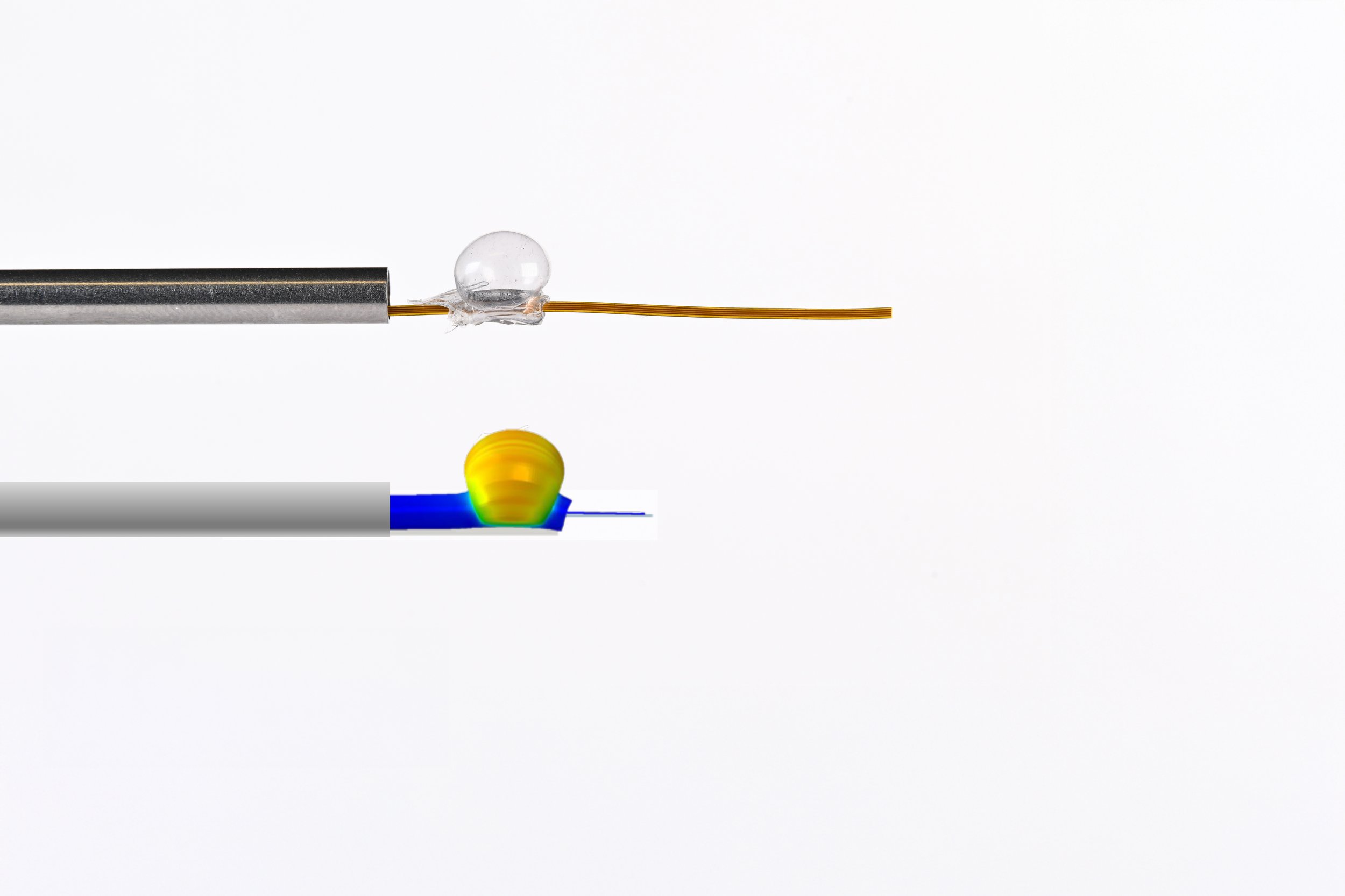 El nuevo dispositivo, con el pequeño cojín inflable activado (arriba), junto a su modelo computacional (abajo). El sistema permite mantener la sonda en contacto estable y suave con el feto sin causarle daño durante la monitorización intrauterina.