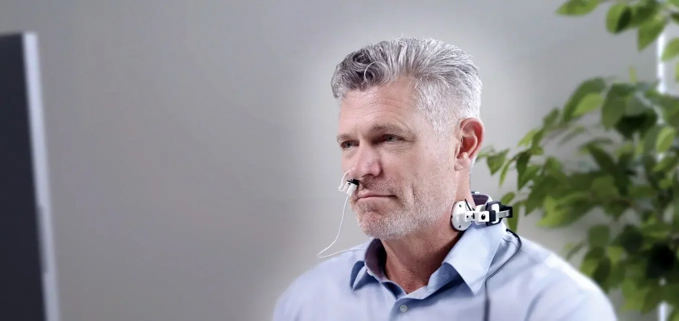 El dispositivo Vielight Vagus propone una alternativa no invasiva para estimular el nervio vago mediante fotobiomodulación, utilizando luz infrarroja cercana pulsada dirigida a las ramas cervicales del nervio.