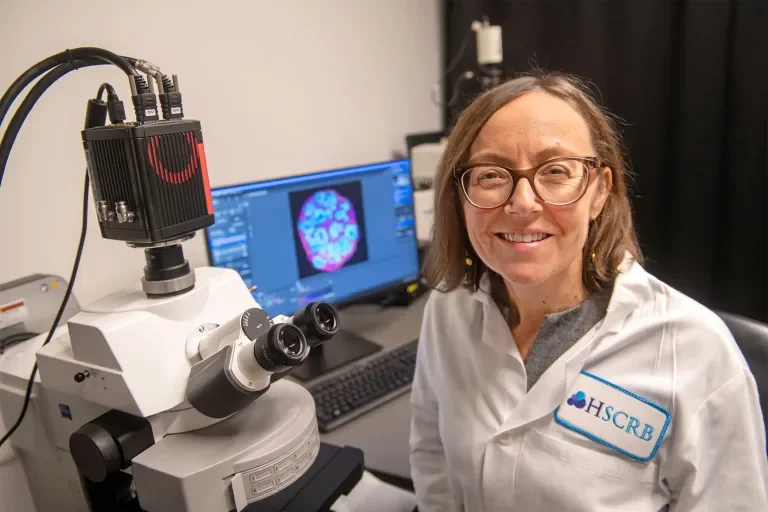 Paola Arlotta, investigadora de la Universidad de Harvard y autora principal del estudio, junto a uno de los microscopios empleados para analizar el desarrollo de los organoides cerebrales.