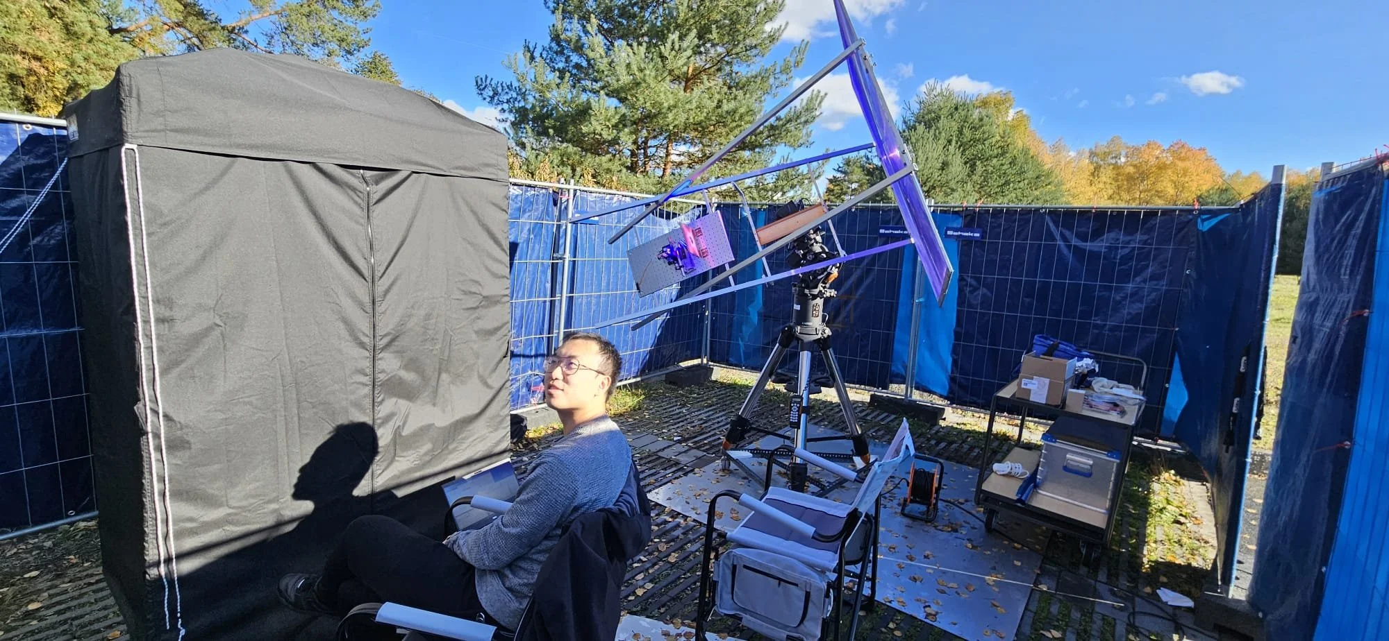 Cheng Li, junto al montaje experimental instalado al aire libre.
