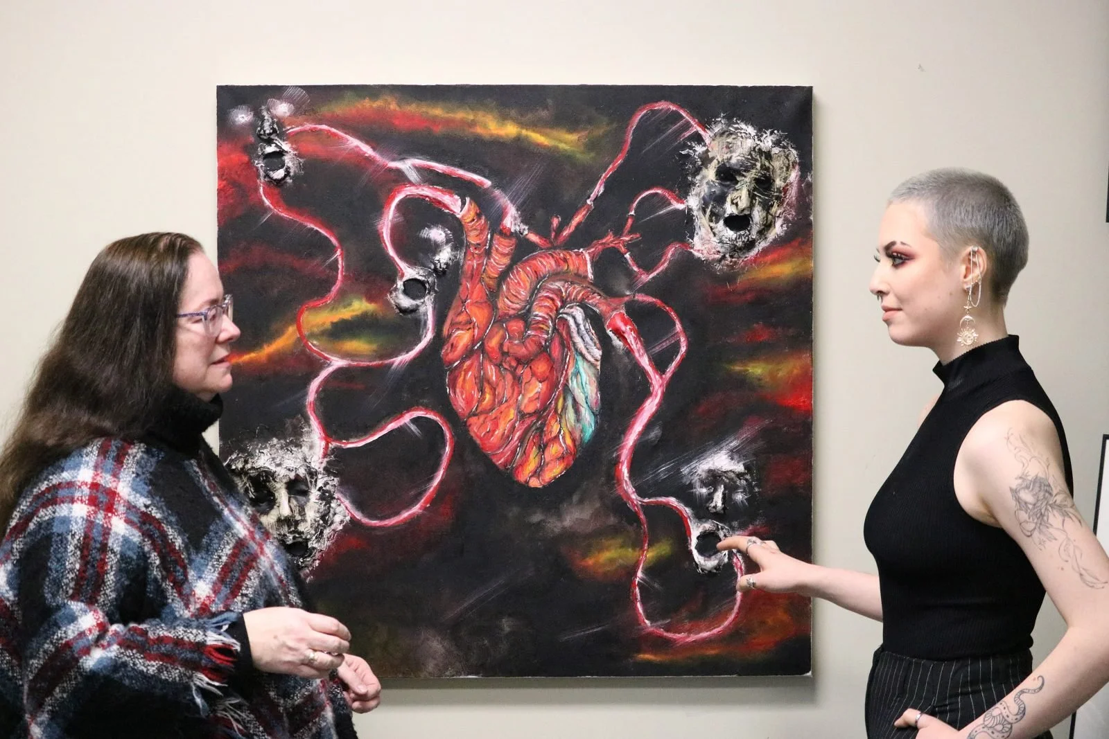 El corazón puede registrar silenciosamente el impacto biológico del estrés crónico y la inflamación persistente. Sobre estas líneas, pintura al óleo titulada «Las múltiples caras de las enfermedades cardíacas», de Hannah Michaelson (derecha).