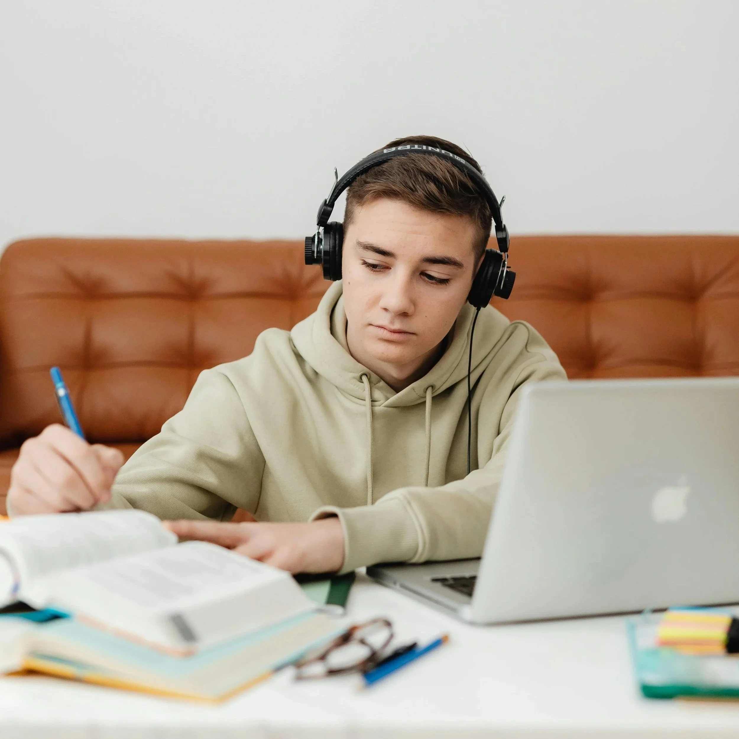 No todos los cerebros reaccionan igual a la música durante el estudio: la investigación revela que la relación emocional con la música influye más que la memoria de trabajo o la facilidad para distraerse.