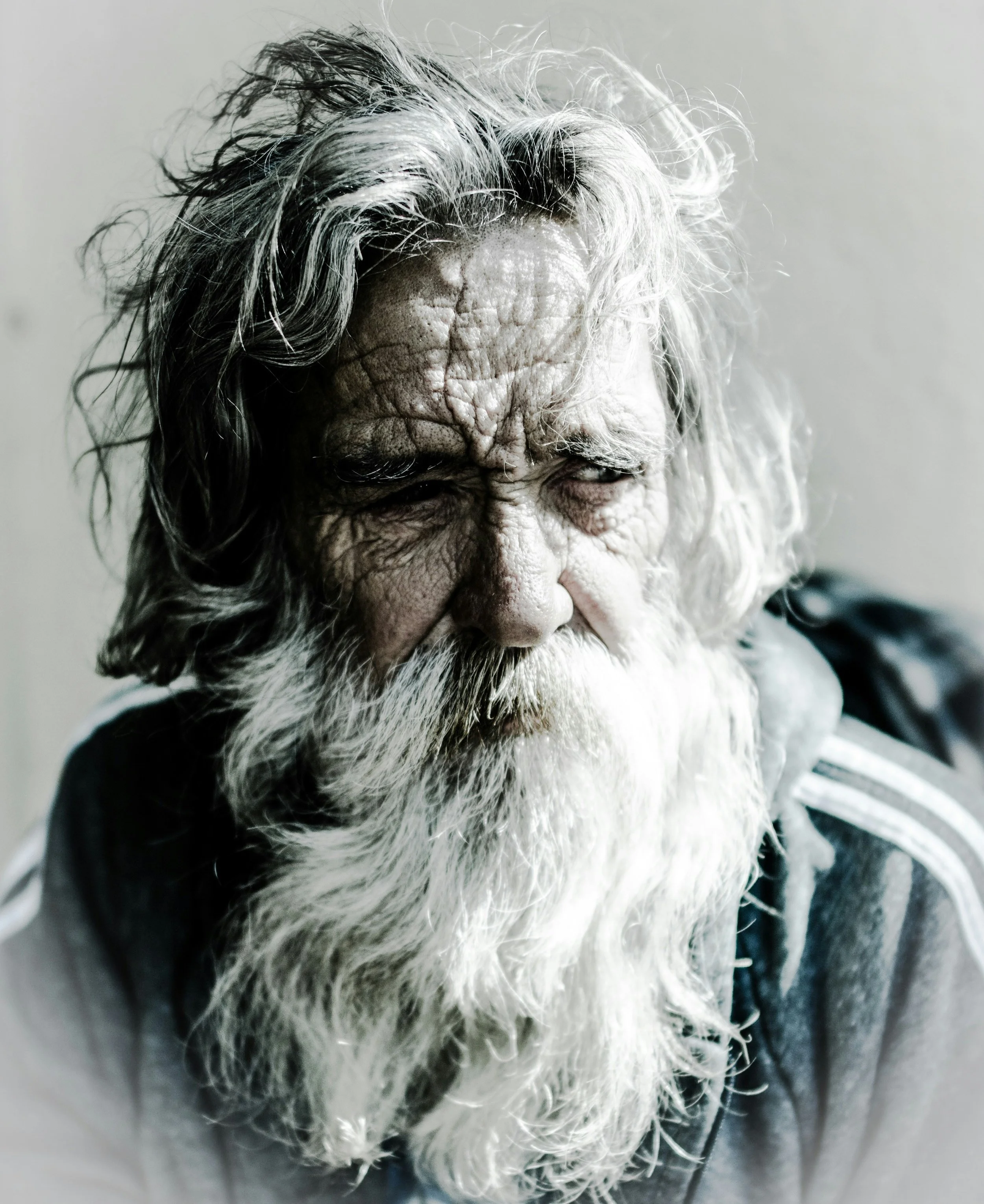 En los seres humanos, el riesgo de muerte se duplica aproximadamente cada ocho años desde la edad adulta, y este ritmo se ha mantenido estable durante siglos