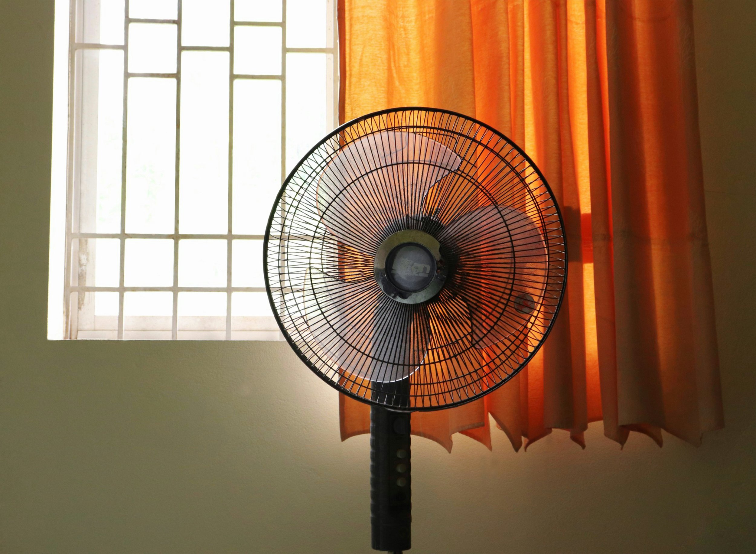 Un ventilador no enfría el aire de una habitación: su función es favorecer la evaporación del sudor y mejorar la pérdida de calor corporal. Por eso puede hacer que la sensación térmica disminuya varios grados sin modificar la temperatura ambiente.