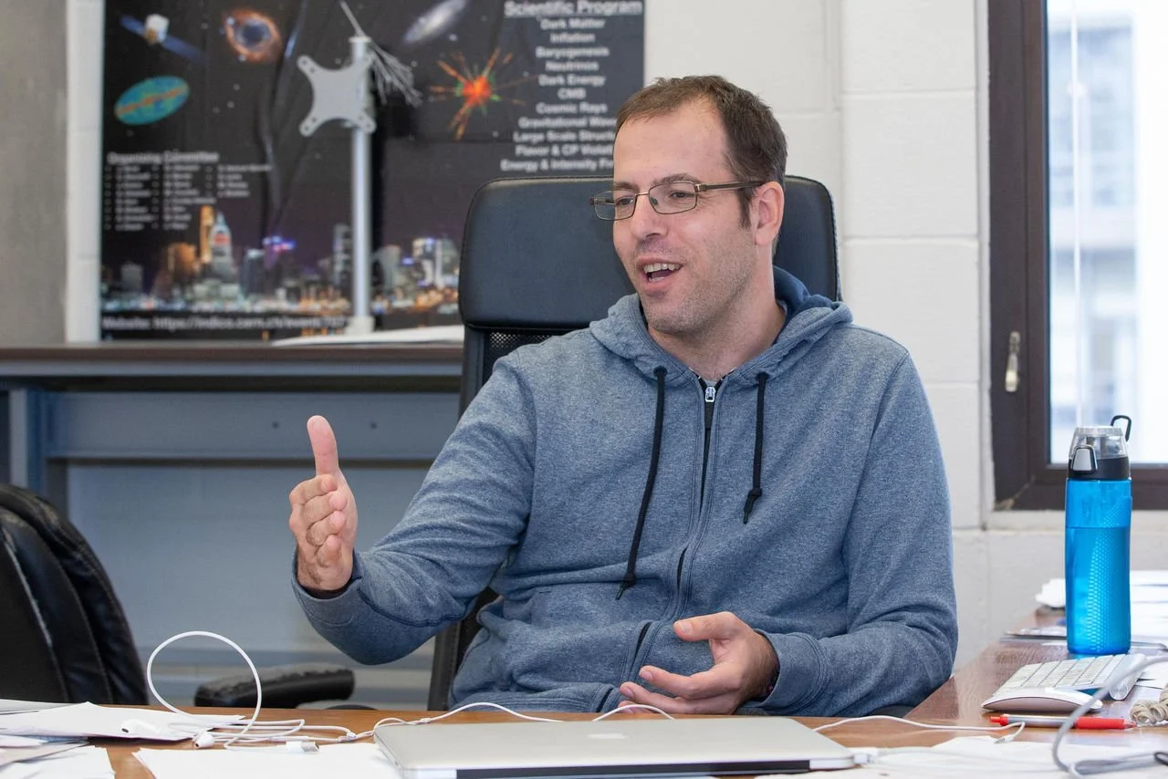 Jure Zupan, profesor de la Universidad de Cincinnati, investiga cómo los reactores de fusión podrían convertirse en una nueva herramienta para detectar materia oscura, una de las grandes incógnitas de la física contemporánea.