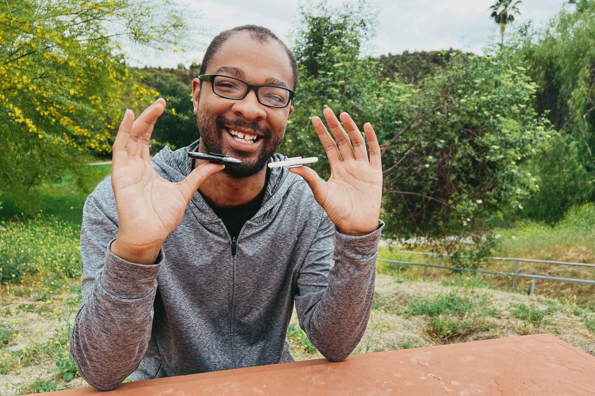 Cuando los rostros hablan idiomas distintos: cómo el autismo cambia la forma de expresar las emociones