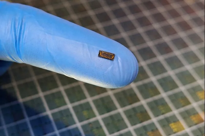 Ingenieros desarrollan un espectrómetro ultrarrápido en un chip de silicio impulsado por IA