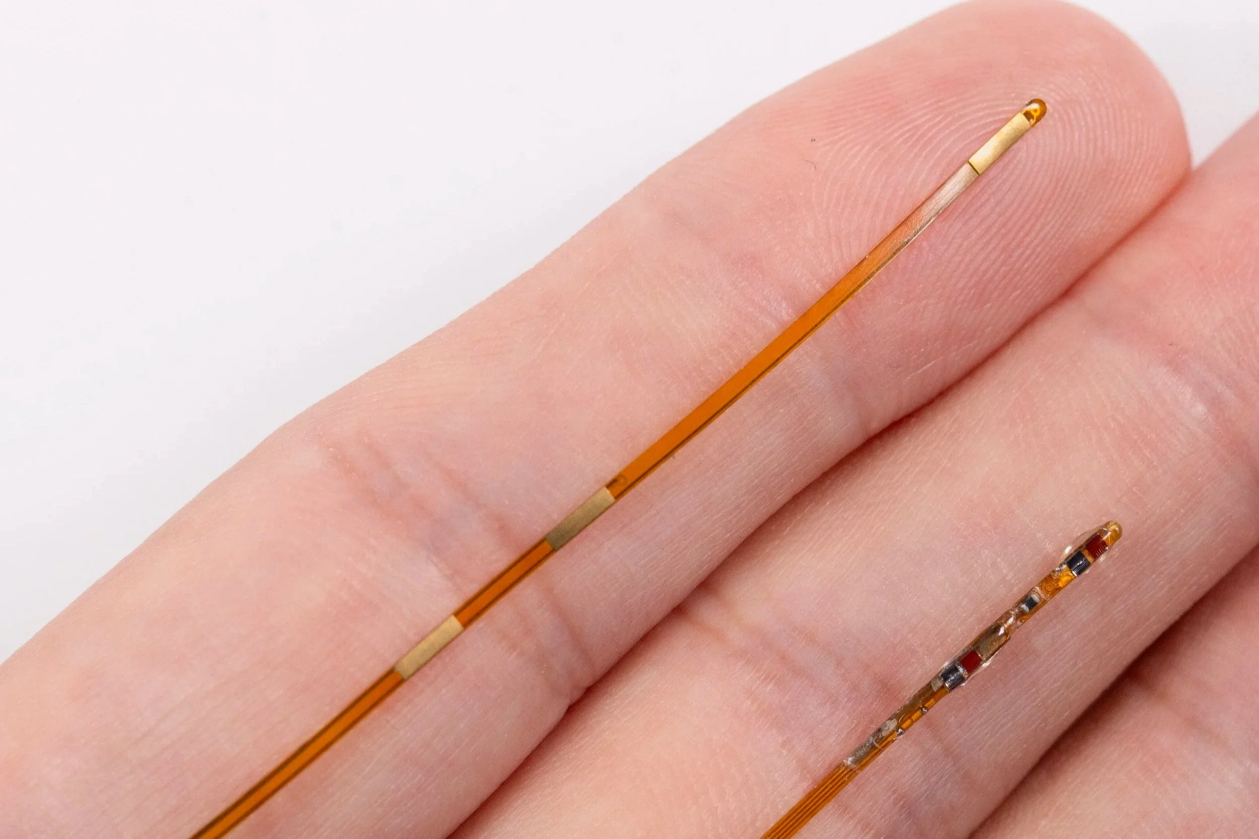 Una sonda flexible como un cabello permite monitorizar la salud fetal en tiempo real durante cirugías intrauterinas