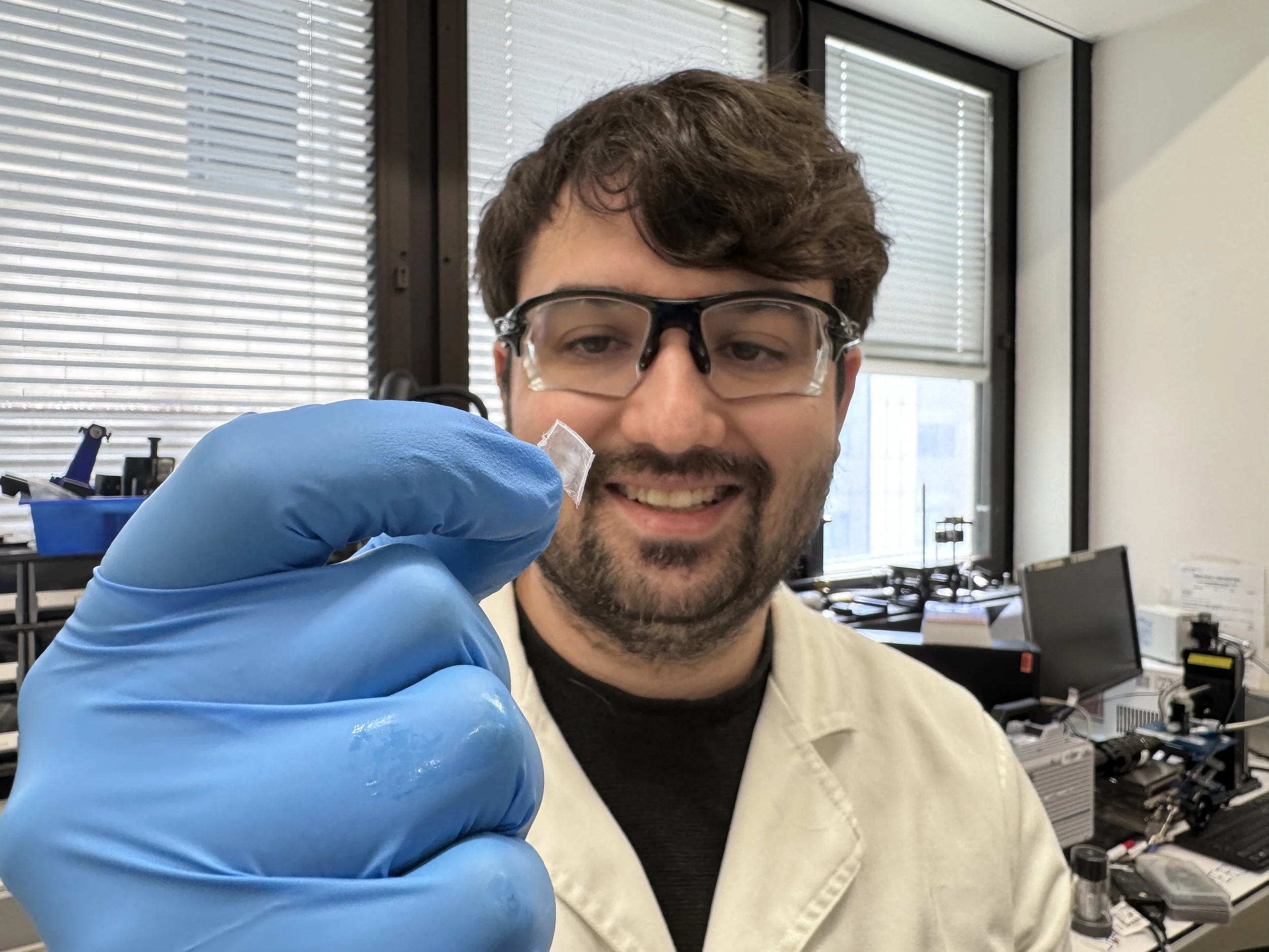 Un nailon capaz de generar electricidad bajo presión: el material flexible que podría alimentar sensores, carreteras y dispositivos del futuro