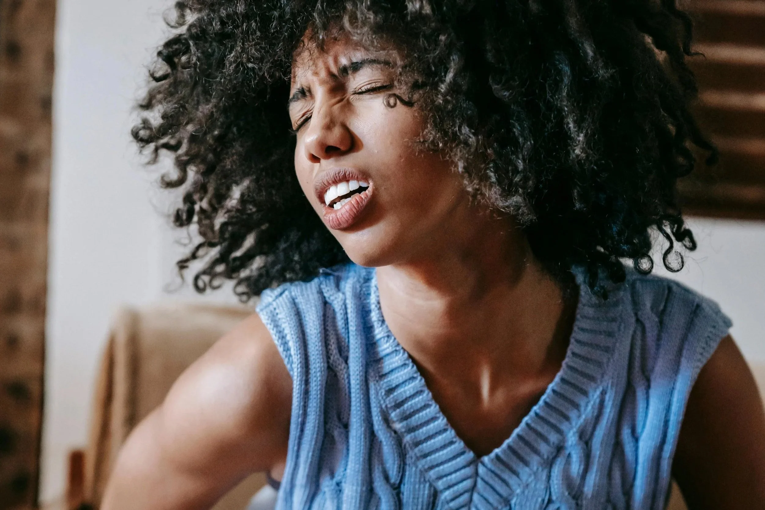 Por qué las mujeres sufren más dolor crónico que los hombres: la respuesta podría estar en una molécula del sistema inmunitario