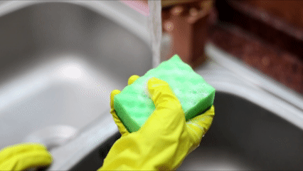 Cómo fregar los platos libera microplásticos: el impacto oculto de las esponjas de cocina