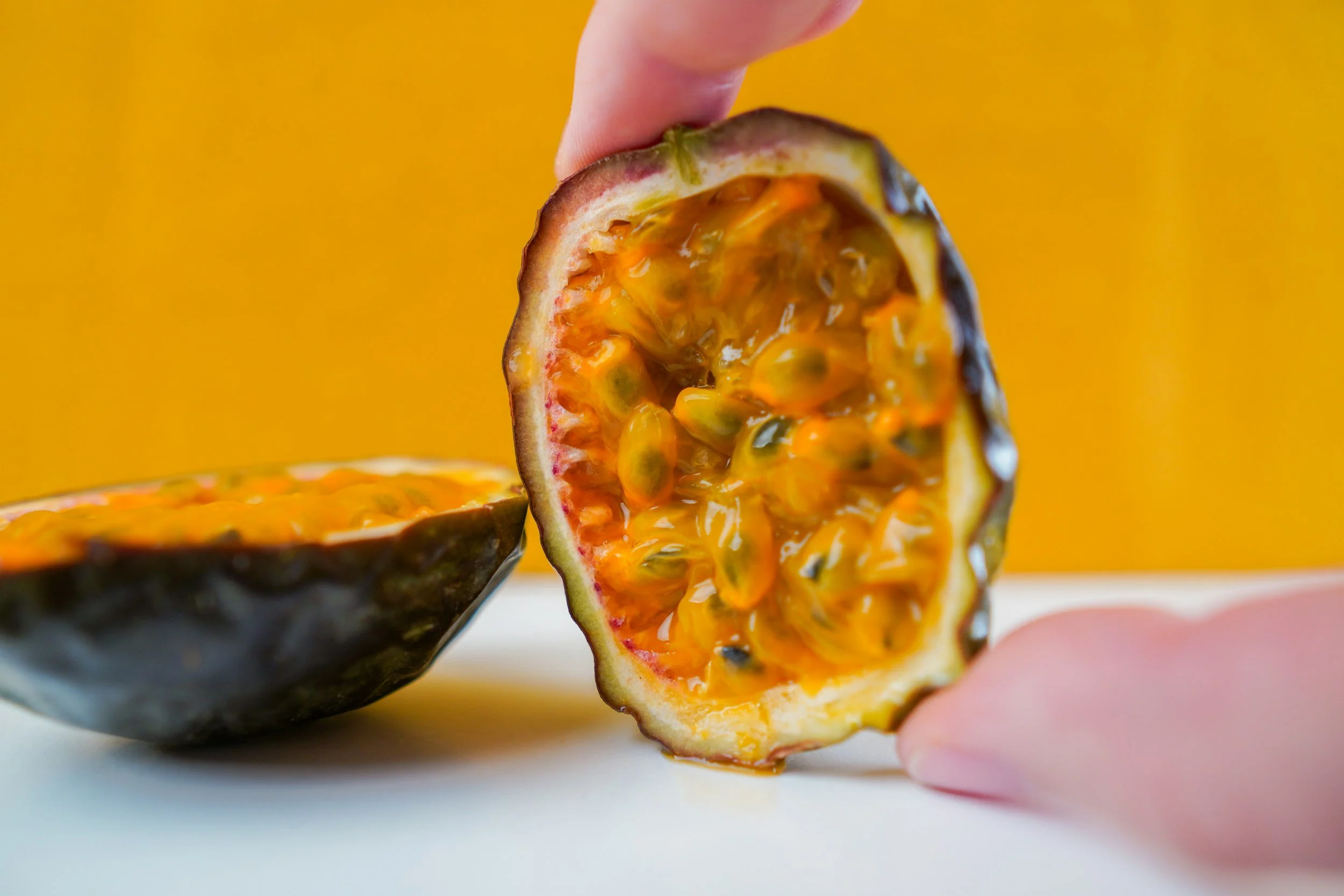 Interior de una fruta de la pasión, donde se encuentra la α-amirina, una molécula natural que, según la investigación, podría tener propiedades clave para proteger el cerebro frente al alzhéimer.