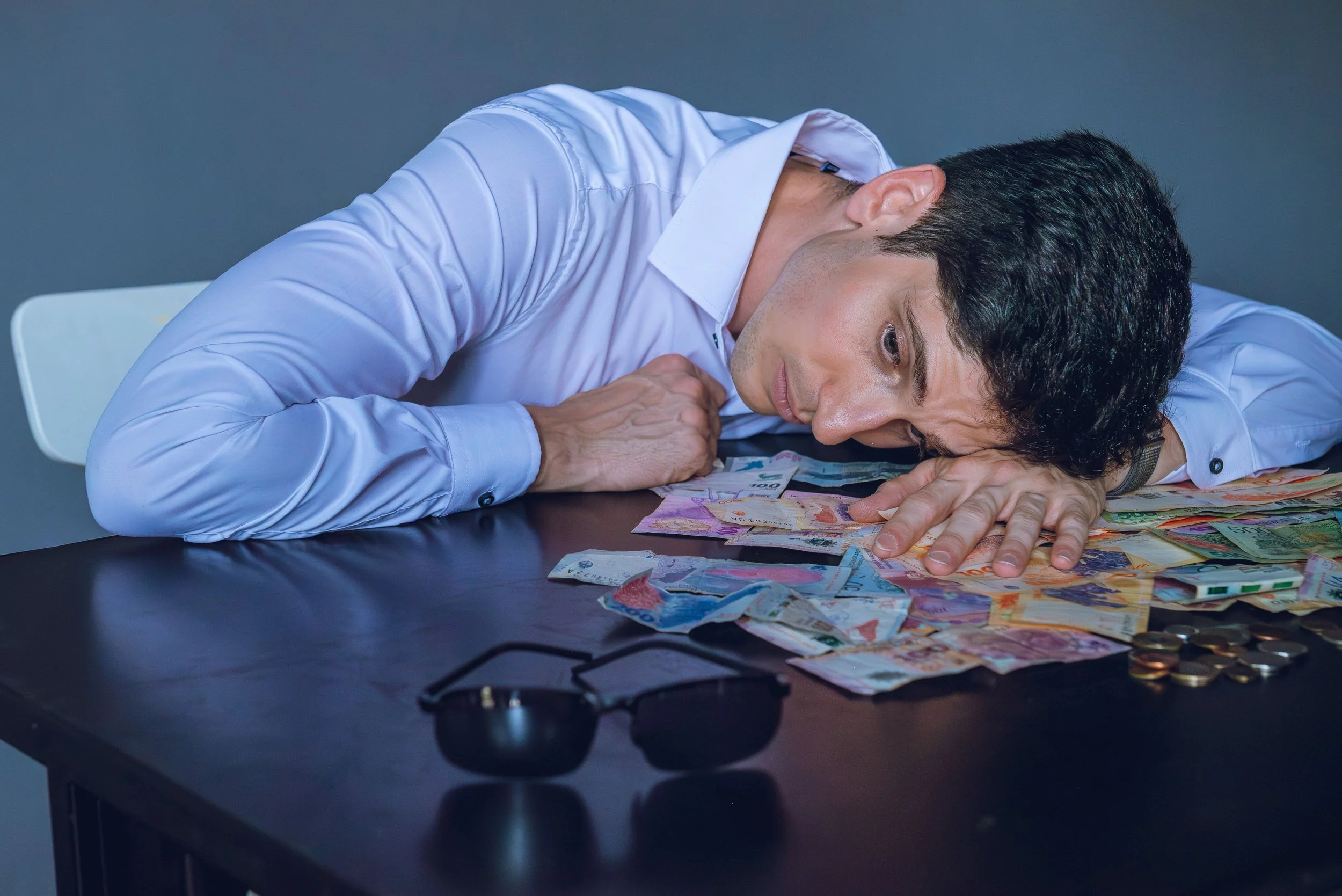 Los problemas económicos persistentes aceleran el envejecimiento cerebral y aumenta el riesgo de sufrir deterioro cognitivo