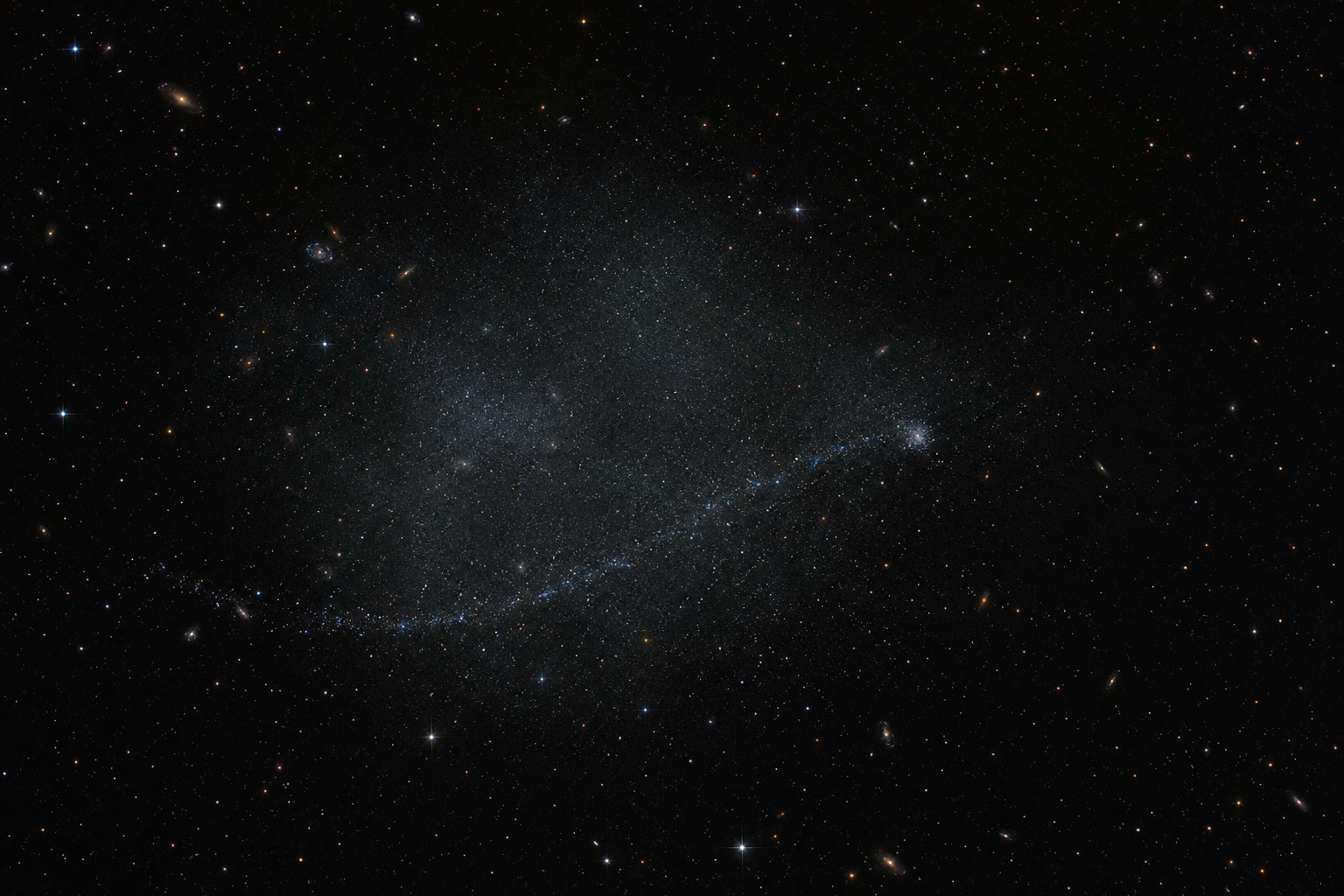 Una corriente de estrellas en una galaxia lejana abre una nueva vía para estudiar la materia oscura