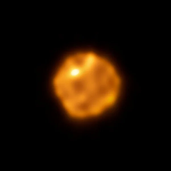 Una compañera oculta podría explicar la atmósfera deformada de Betelgeuse