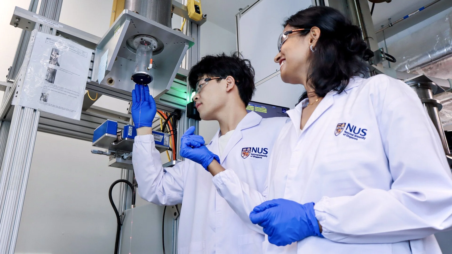 Investigadores de la Universidad Nacional de Singapur fabrican una fibra electrónica de un milímetro de grosor y diez metros de longitud, que integra miles de microcomponentes para emitir luz y detectar el tacto.