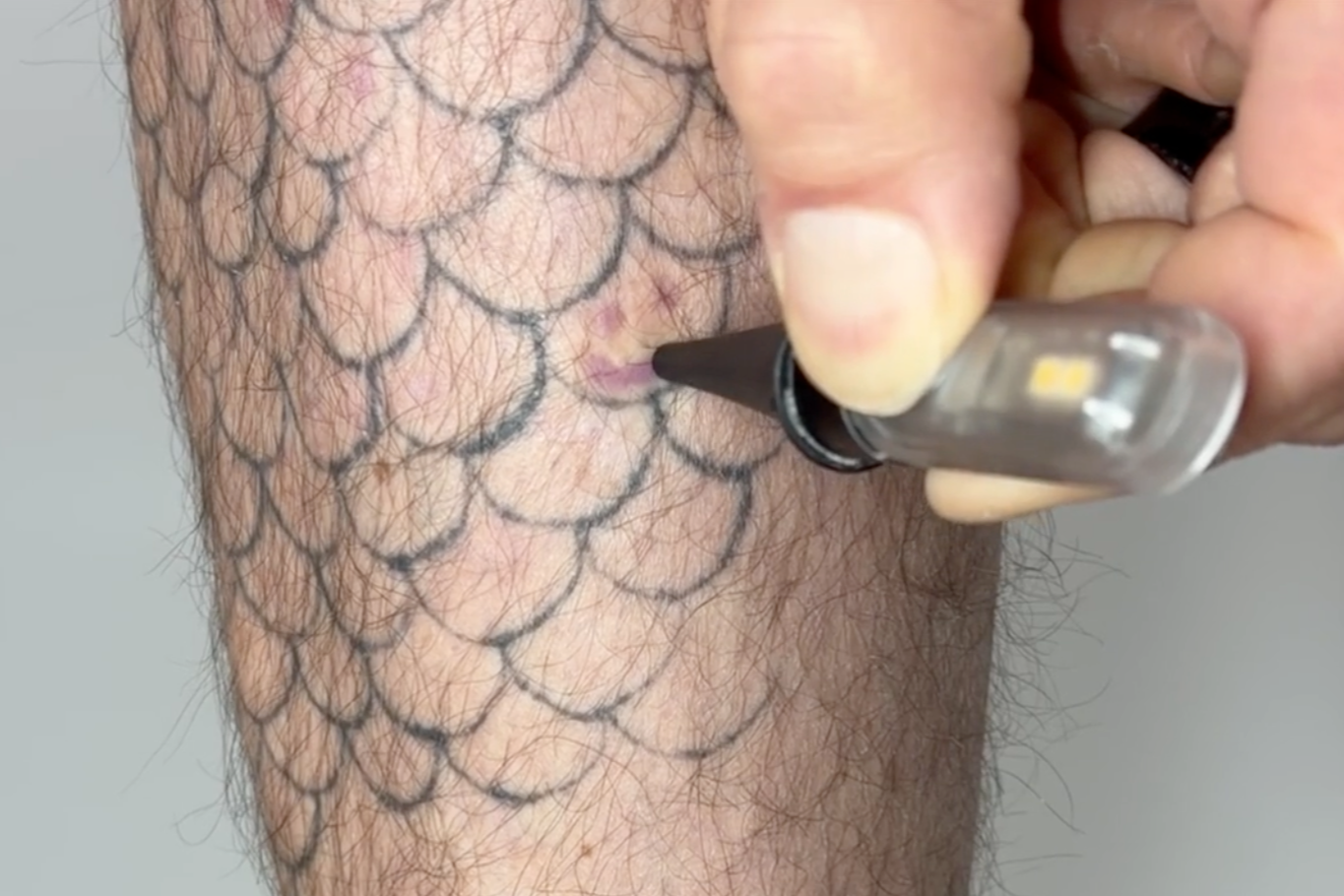 Los tatuajes que se encienden y apagan con luz: así funciona PhotoTat