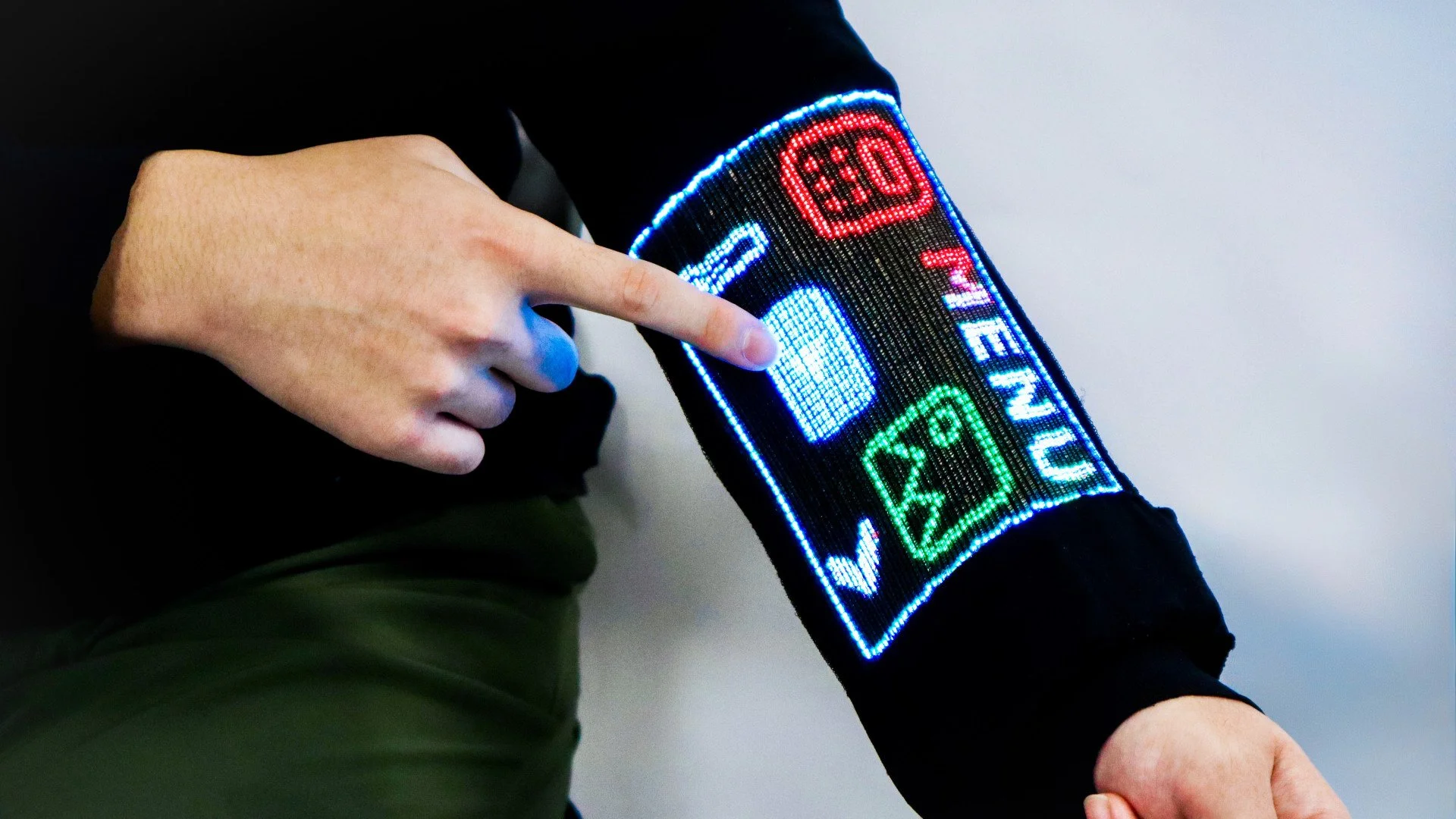 Crean la primera pantalla táctil integrada en una prenda de ropa: se puede lavar y reproduce vídeos