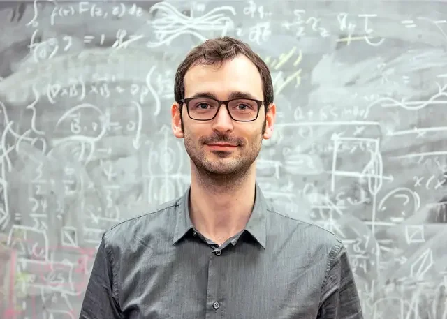 Luca Comisso, investigador de la Universidad de Columbia y coautor del estudio que propone la reconexión gravitacional como un fenómeno permitido por las ecuaciones de Einstein.