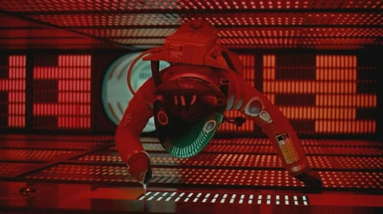 El astronauta Dave Bowman desconecta la memoria de HAL 9000 en 2001: Una odisea del espacio (1968). Mientras suplica que se detenga, la computadora parece temer por su existencia.