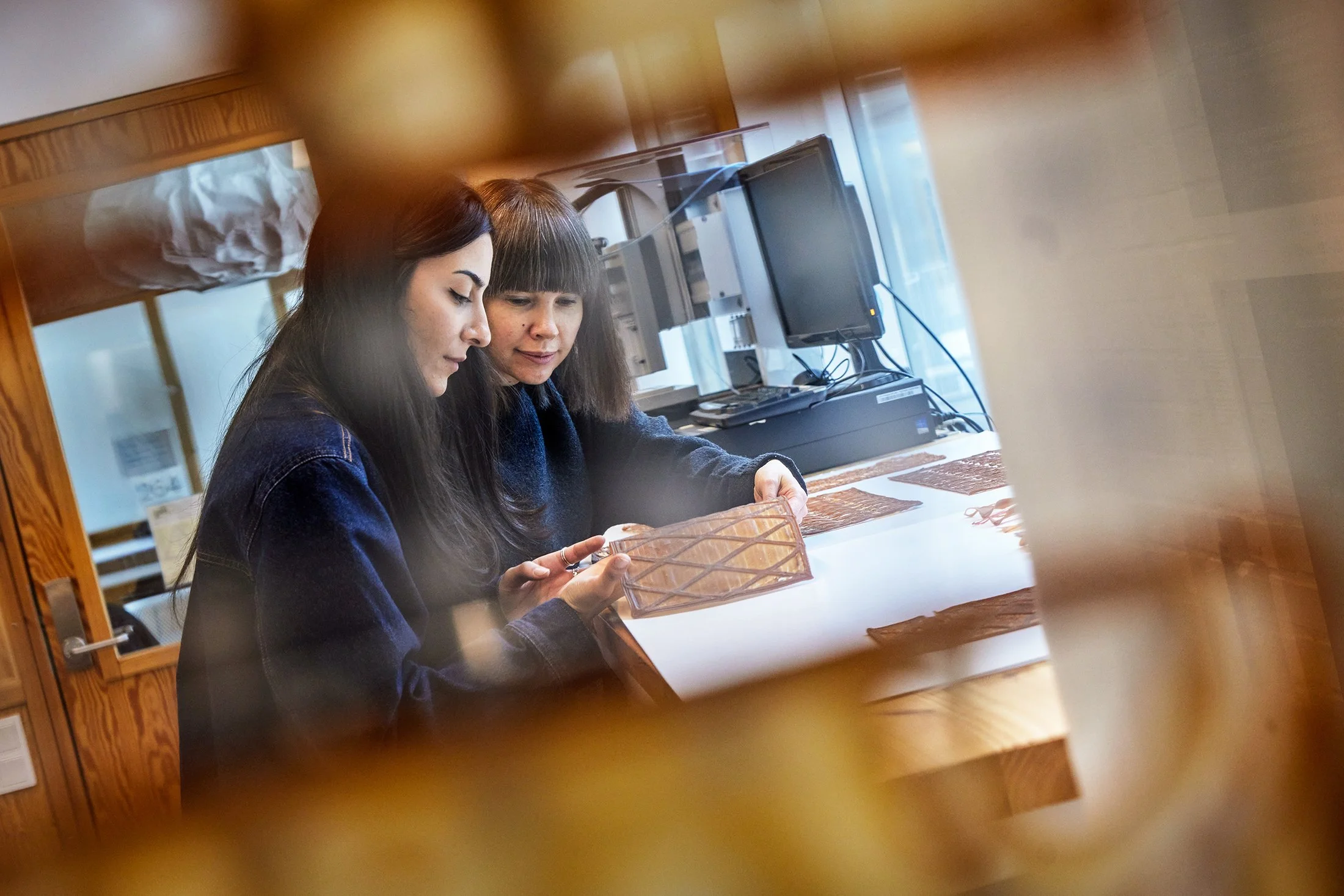 Zboinska y Bektas comprueban la textura del nuevo biomaterial con interesantes aplicaciones en arquitectura e interiorismo sostenibles.