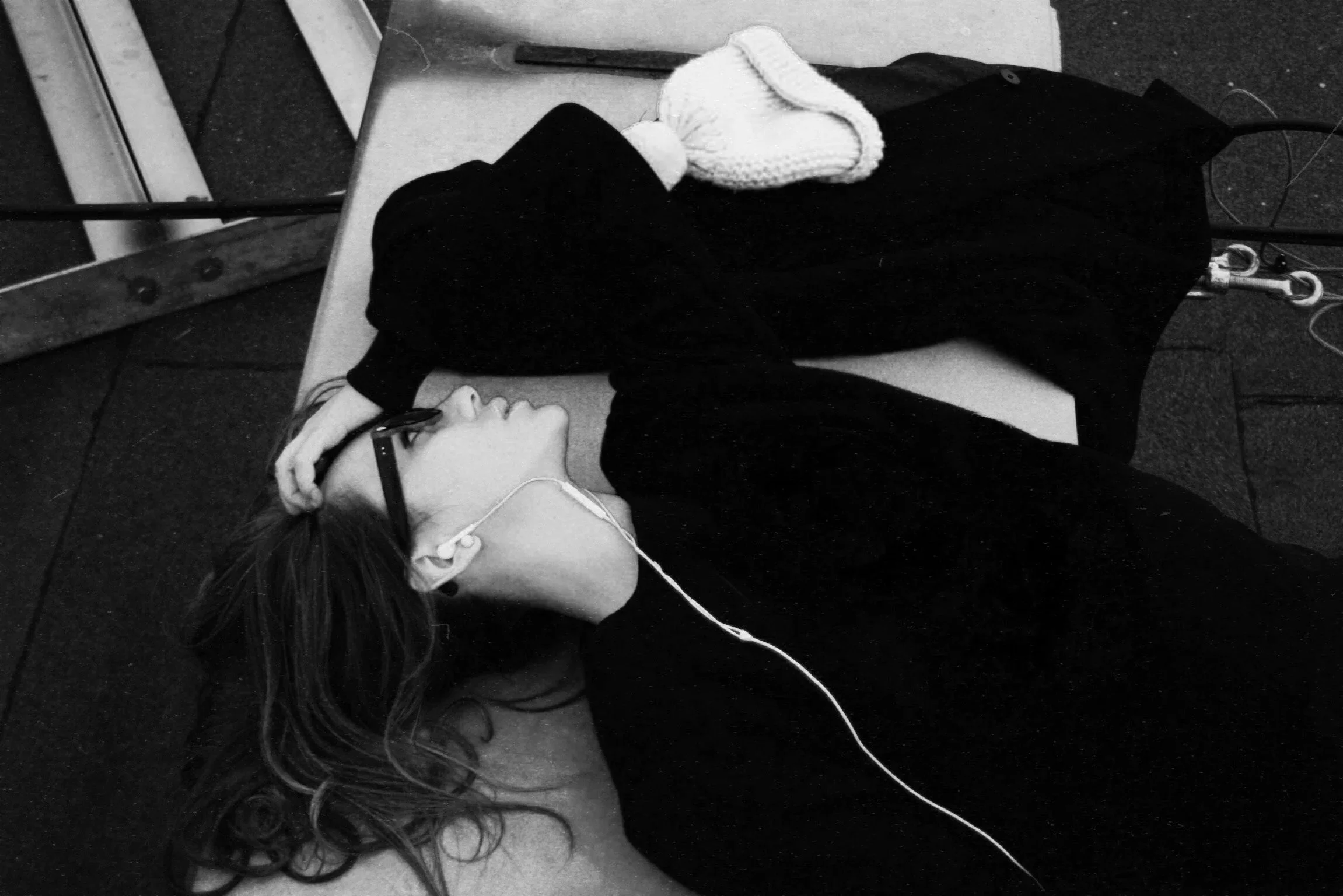 El uso de auriculares para reproducir ruido rosa o blanco se ha popularizado como método para dormir mejor, pero un estudio reciente advierte de que este tipo de sonido continuo puede reducir el sueño REM.