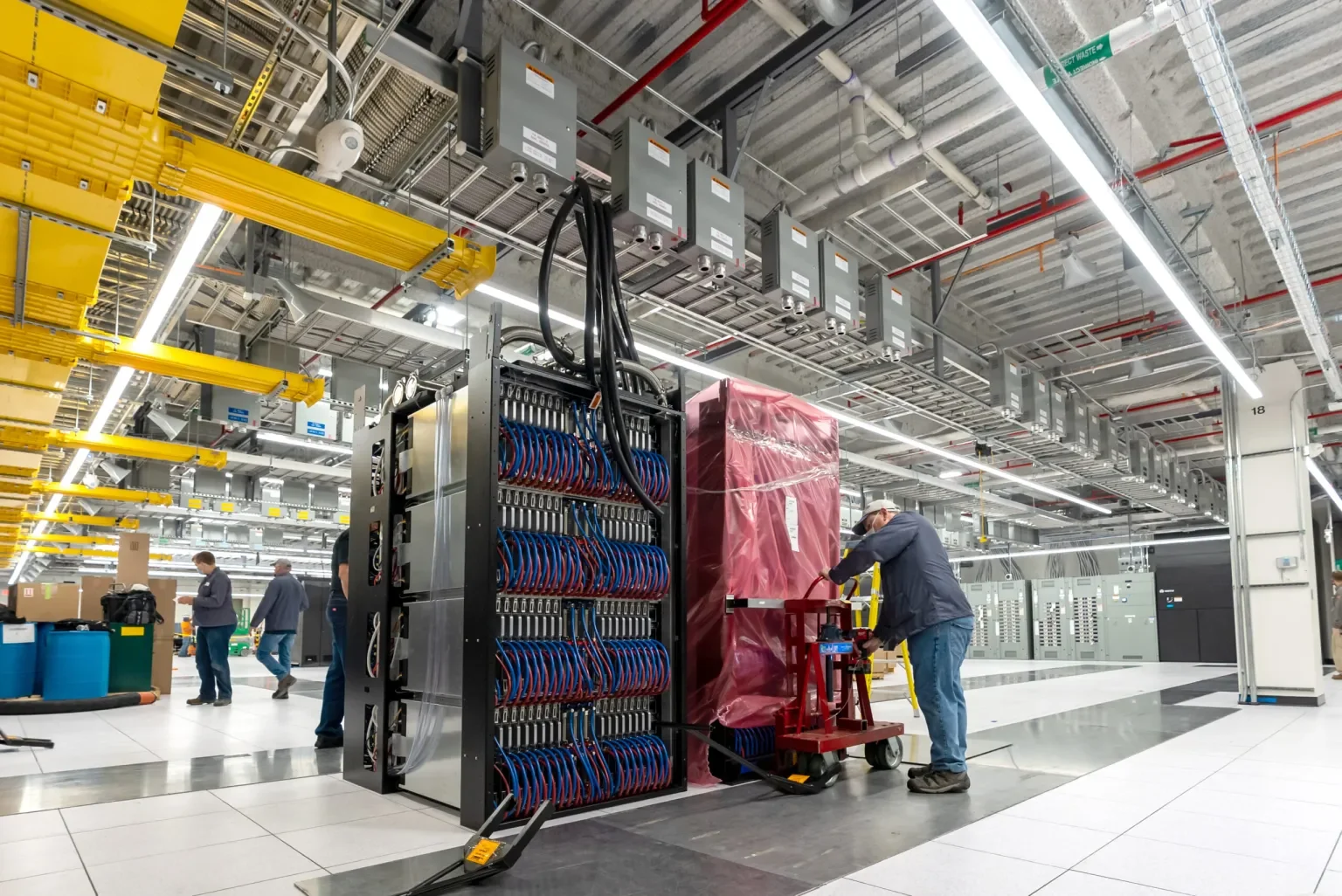 Vista del superordenador Frontier, instalado en el Laboratorio Nacional de Oak Ridge (Estados Unidos), cuya extraordinaria potencia de cálculo permitió desarrollar Lumina y recrear los primeros 2.000 millones de años del universo.