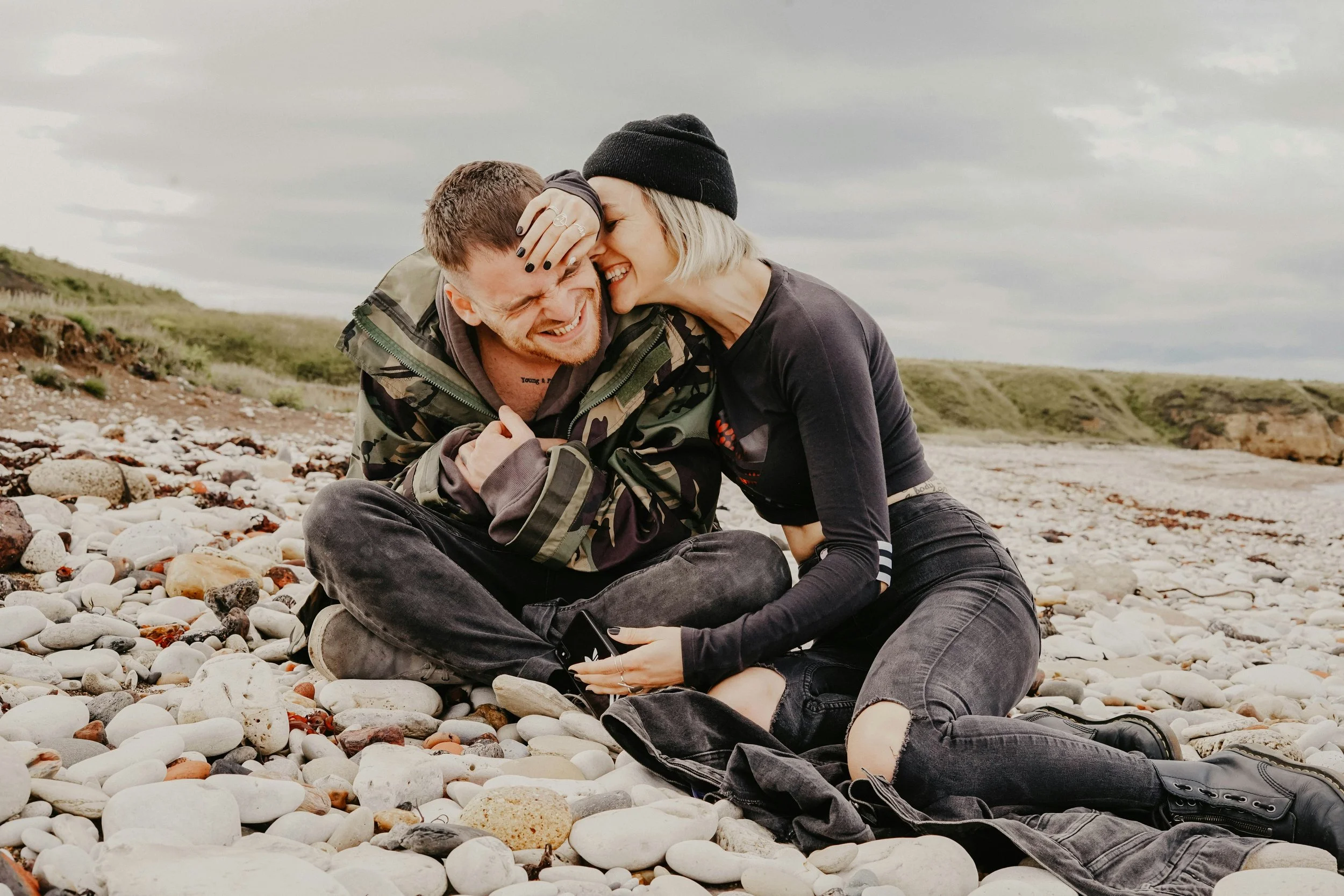 La investigación concluye que la excitación sexual puede generar una visión de túnel emocional que lleva a interpretar señales ambiguas como muestras de interés romántico durante las primeras fases de una relación.