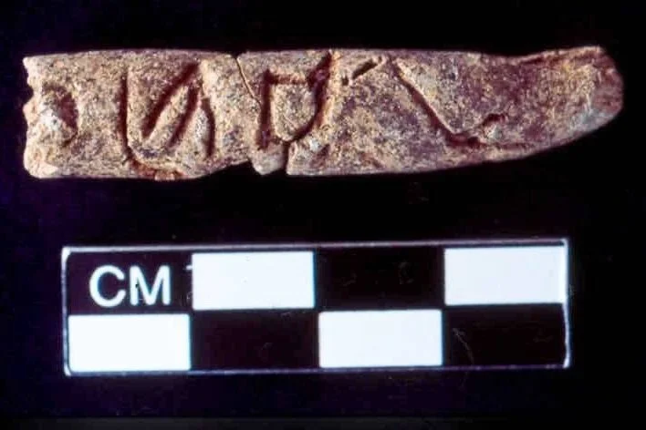 Esta pieza de arcilla del tamaño aproximado de un dedo fue descubierta durante una excavación en la antigua ciudad de Umm el-Marra.