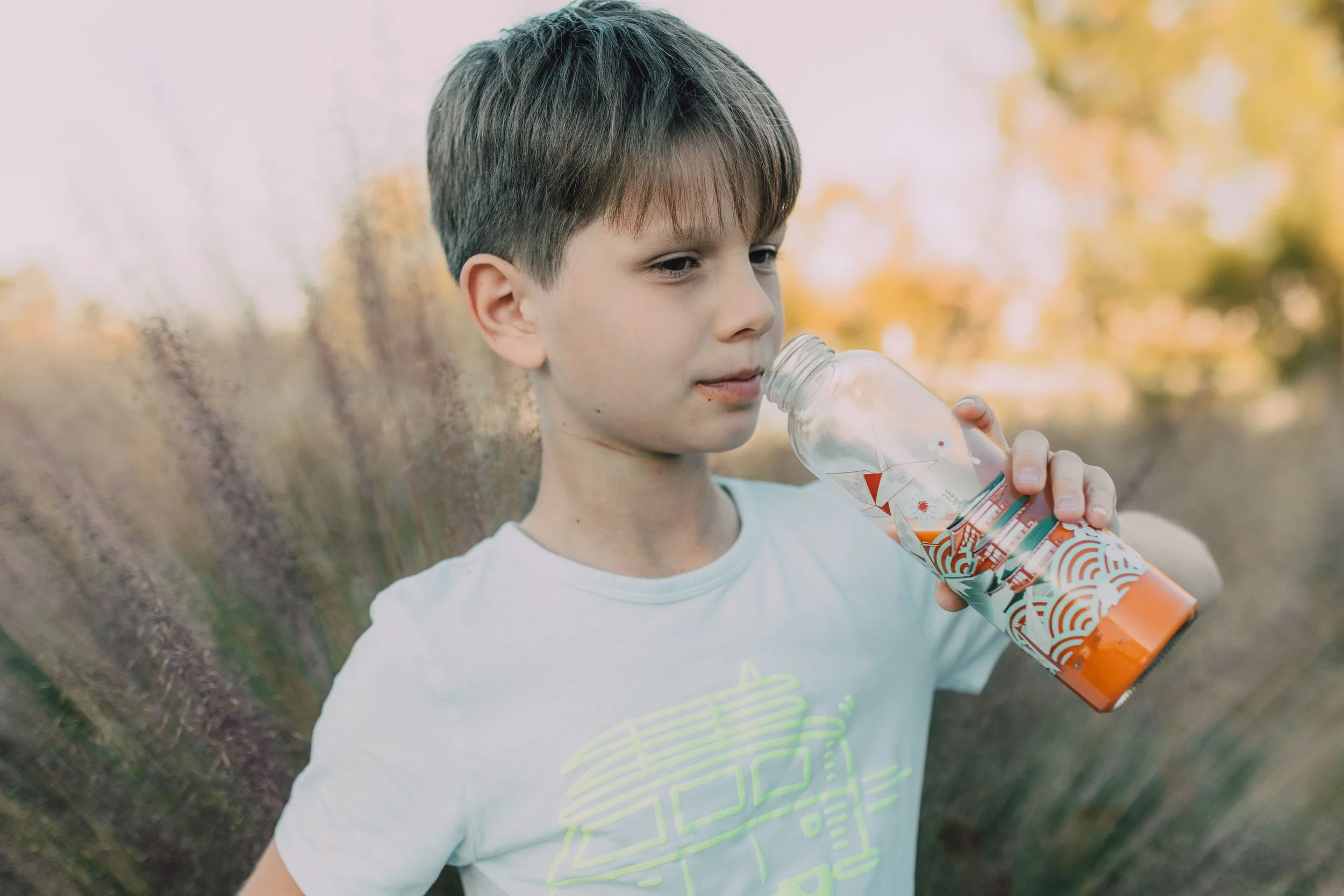 Un niño sostiene una bebida azucarada, un hábito cotidiano que, según un estudio con más de 25.000 participantes seguidos durante veinticinco años, podría aumentar el riesgo de desarrollar hipertensión arterial en la edad adulta.