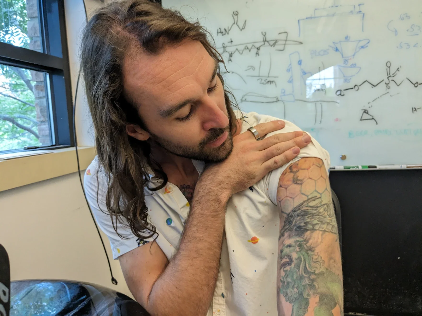 Carson Bruns, investigador que desarrolla tintas experimentales para tatuajes que pueden activarse y ocultarse mediante luz.