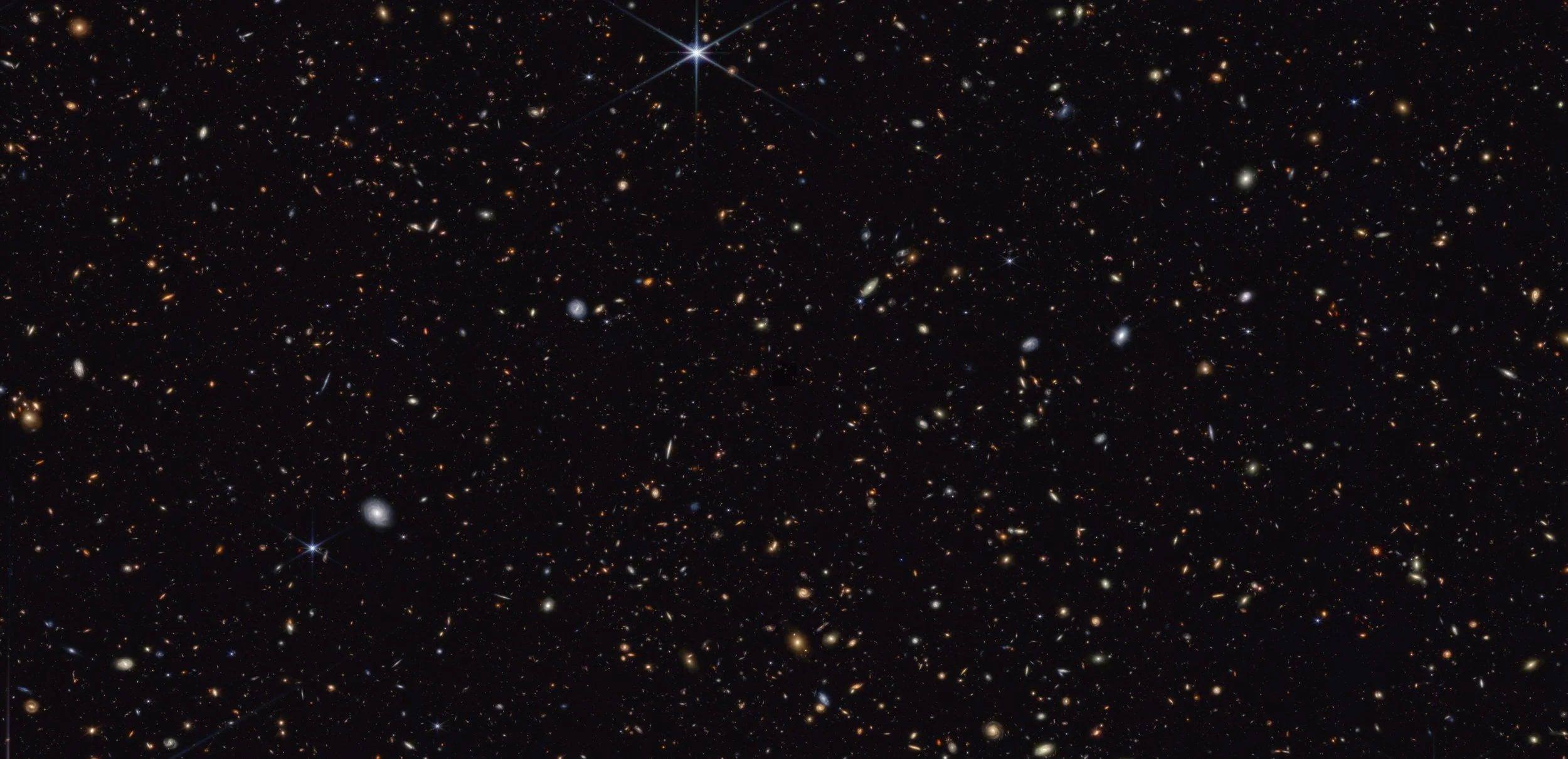 Imagen captada por la cámara infrarroja NIRCam del telescopio espacial James Webb que muestra una pequeña región del campo de galaxias GOODS-North.