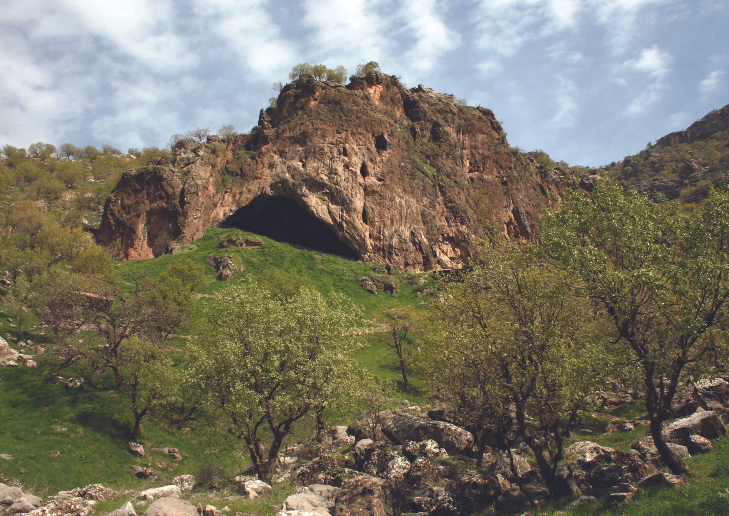 Vista exterior de la cueva de Shanidar, en las montañas del Kurdistán iraquí, donde se han descubierto restos de varios neandertales de hace unos 75.000 años.