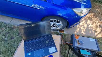 Un coche pasa por encima de un sensor autoalimentado de nailon flexible que sigue generando electricidad sin dañarse.