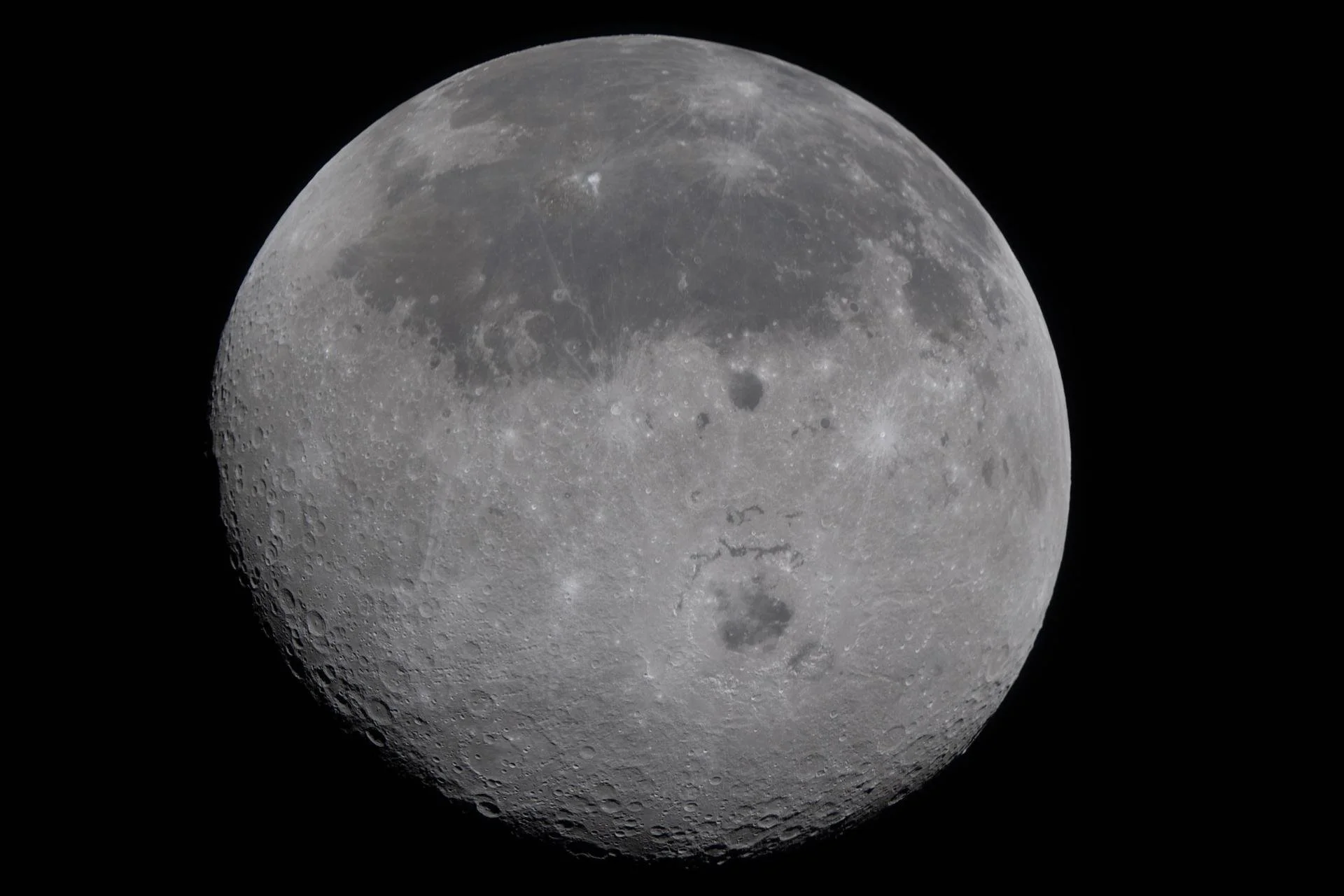 La Luna vista de cerca por la misión Artemis II, con la cara visible desde la Tierra en la parte superior y, en la inferior, regiones de la cara oculta como la cuenca de Orientale, en una imagen completa imposible de observar desde nuestro planeta.