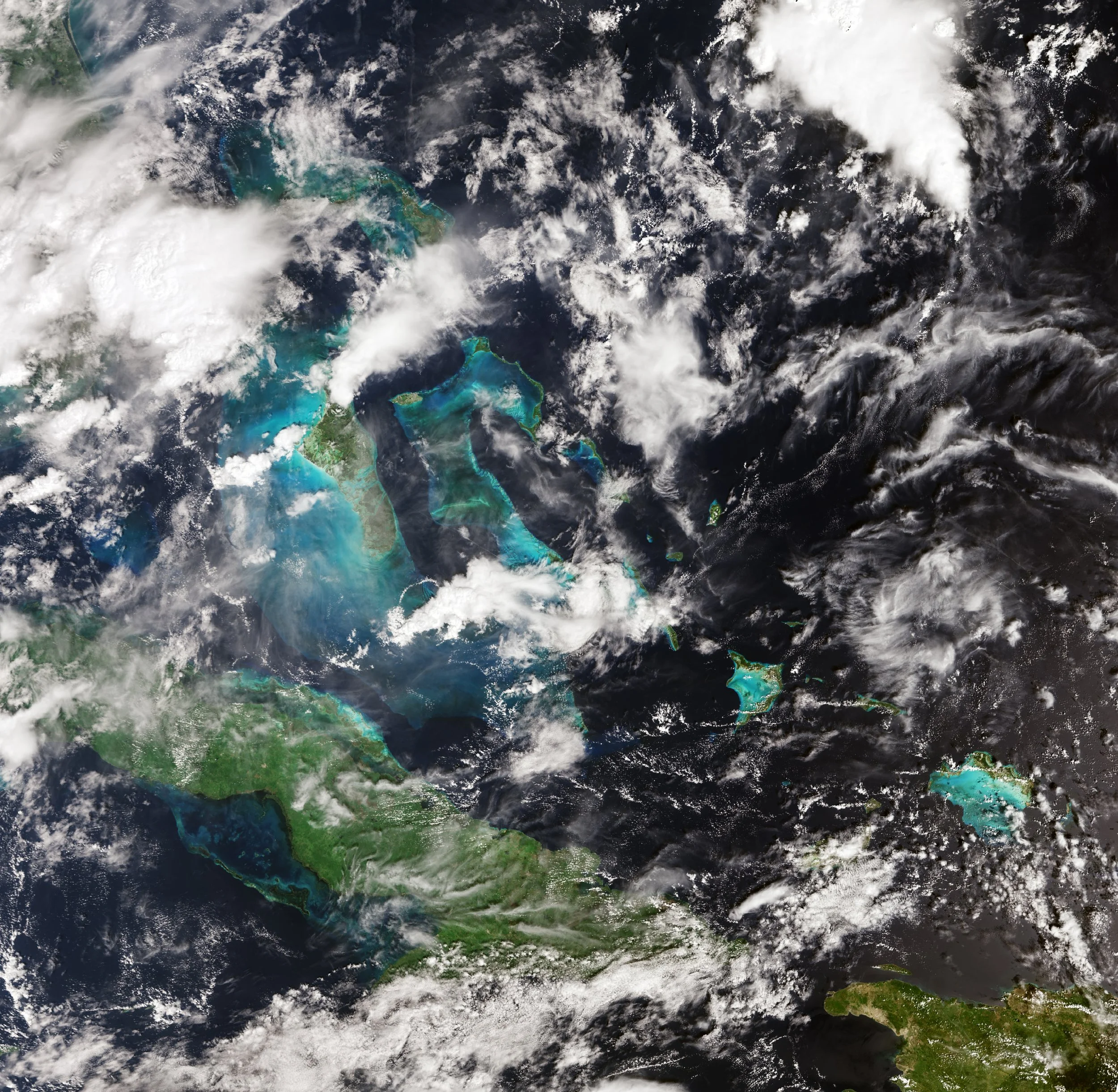 Cuba y las Bahamas, captadas por Sentinel-3C el 29 de septiembre de 2026: las aguas someras destacan en turquesa frente al azul del mar profundo. La misión medirá la subida del nivel del mar, que amenaza a las islas bajas y las zonas costeras.