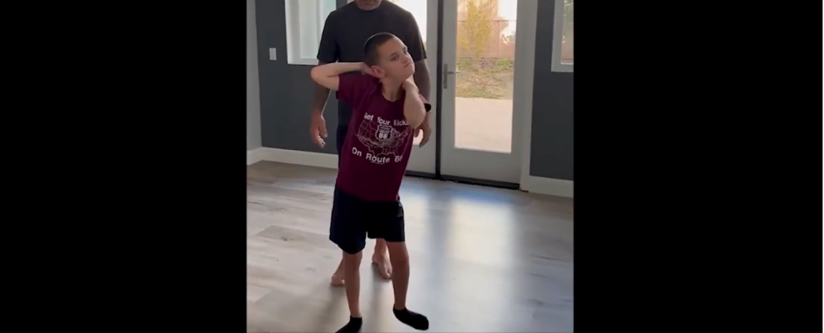 Connor, el adolescente protagonista del estudio, da sus primeros pasos sin ayuda tras recibir una terapia genética diseñada exclusivamente para corregir su mutación en el gen SCN2A.