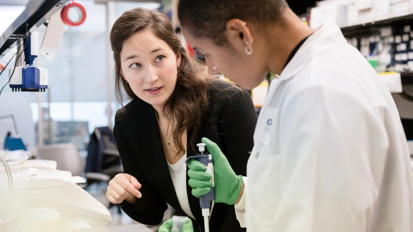 La investigadora Lana Zholudeva (izquierda) y miembros de su equipo en los Institutos Gladstone.