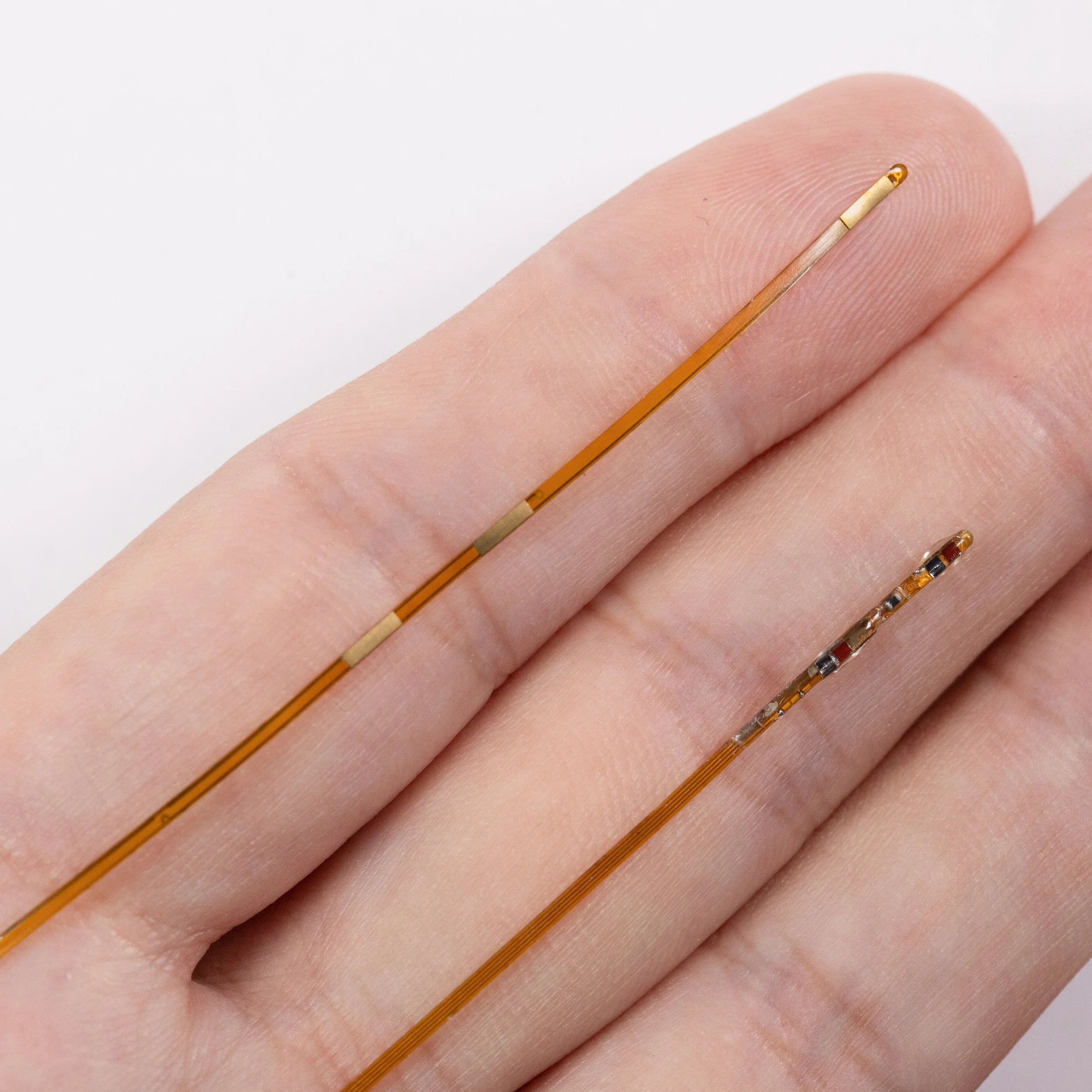 La nueva sonda desarrollada por la Universidad Northwestern tiene un grosor equivalente a solo tres veces el diámetro de un cabello humano y permite monitorizar en tiempo real las constantes vitales de un feto durante una cirugía intrauterina.