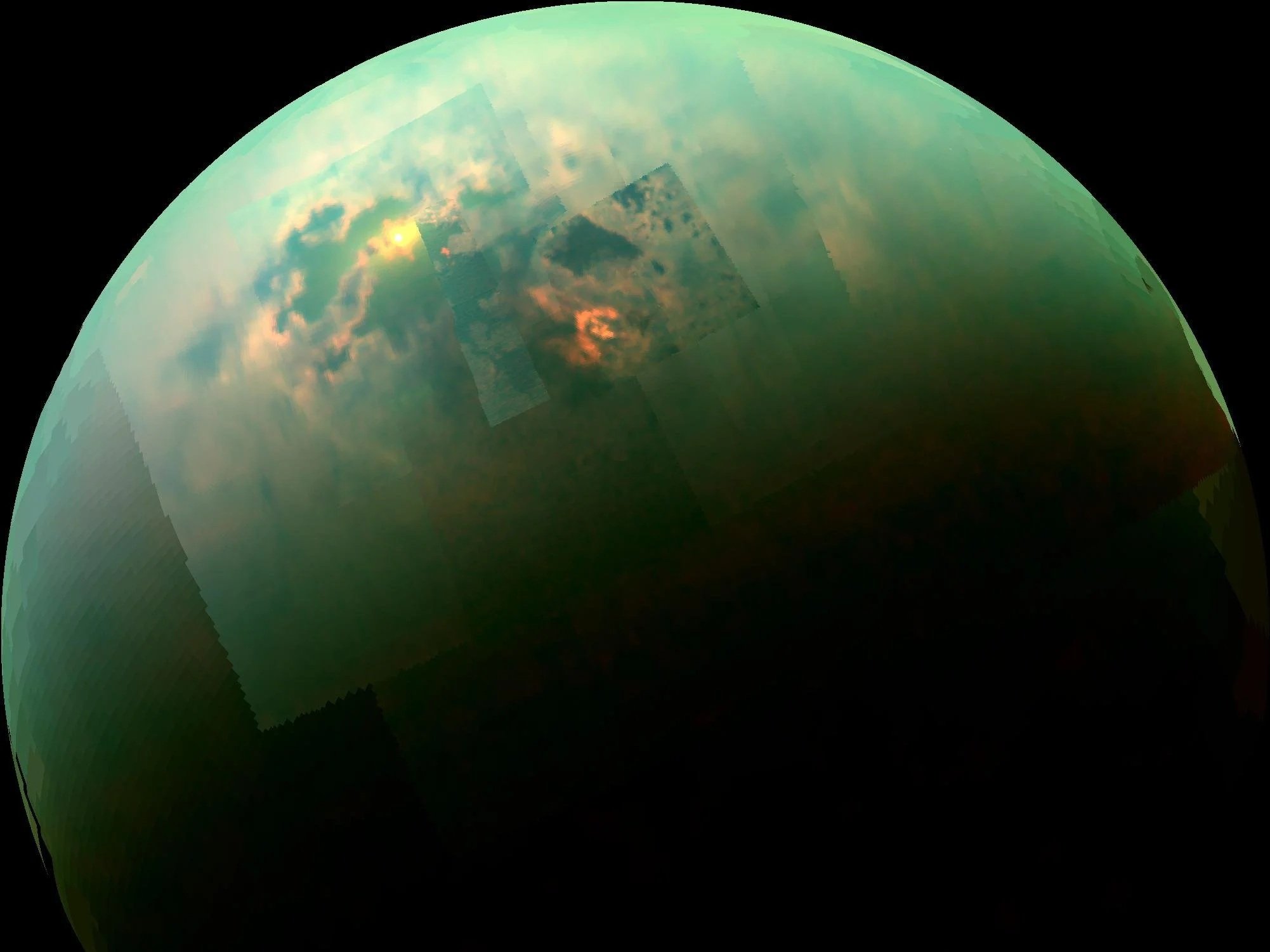 Este mosaico en color de infrarrojo cercano, captado por la sonda Cassini de la NASA, muestra el reflejo del Sol sobre los mares del polo norte de Titán, formados por hidrocarburos líquidos en lugar de agua.