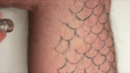 Una linterna de luz blanca desactiva el color de los tatuajes experimentales PhotoTat hasta volverlos casi invisibles. La tinta permanece en la piel.